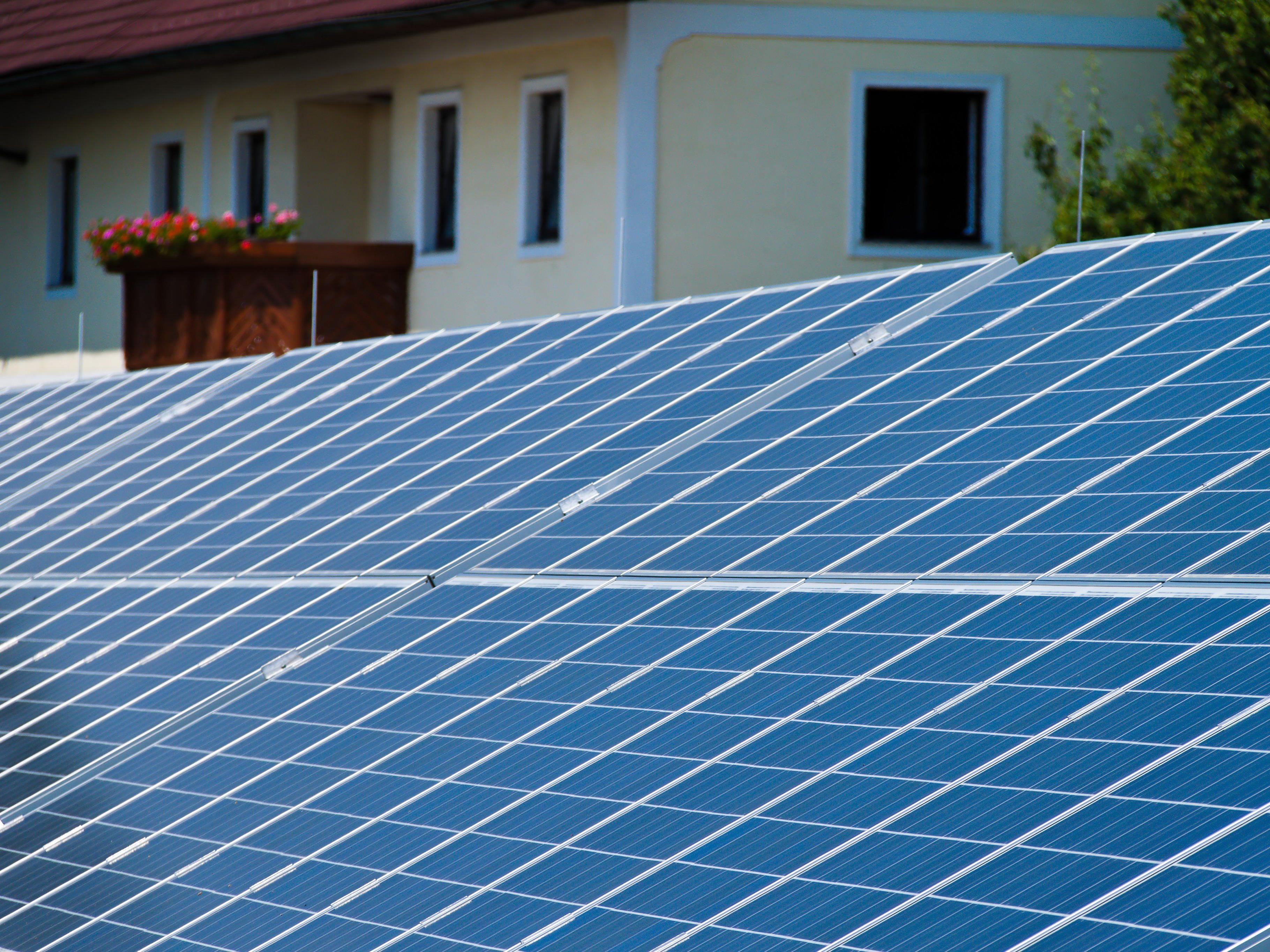 Solar- und Photovoltaikanlagen an bestehenden Bauwerken künftig baubewilligungsfrei.