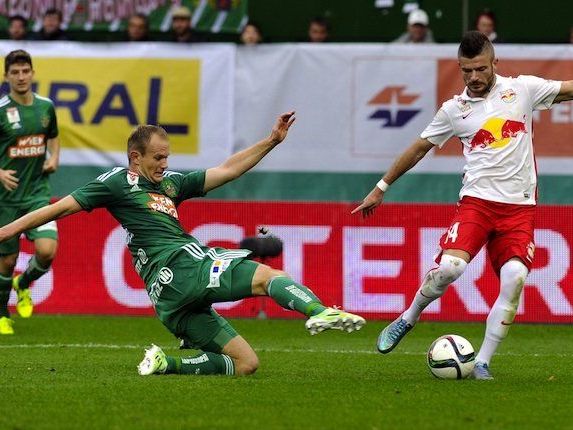Mario Sonnleitner (Rapid/l) gegen Valon Berisha am Sonntag beim Spiel Mario Sonnleitner (Rapid/l) gegen Valon Berisha am Sonntag beim Spiel