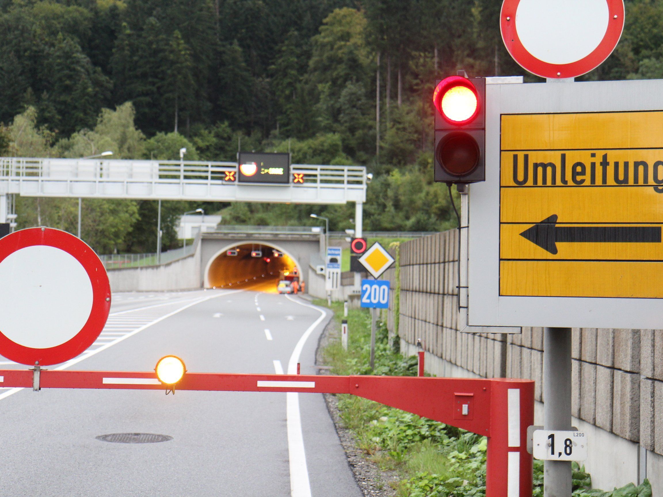 Achraintunnel wegen Wartungsarbeiten gesperrt. Achraintunnel wegen Wartungsarbeiten gesperrt.