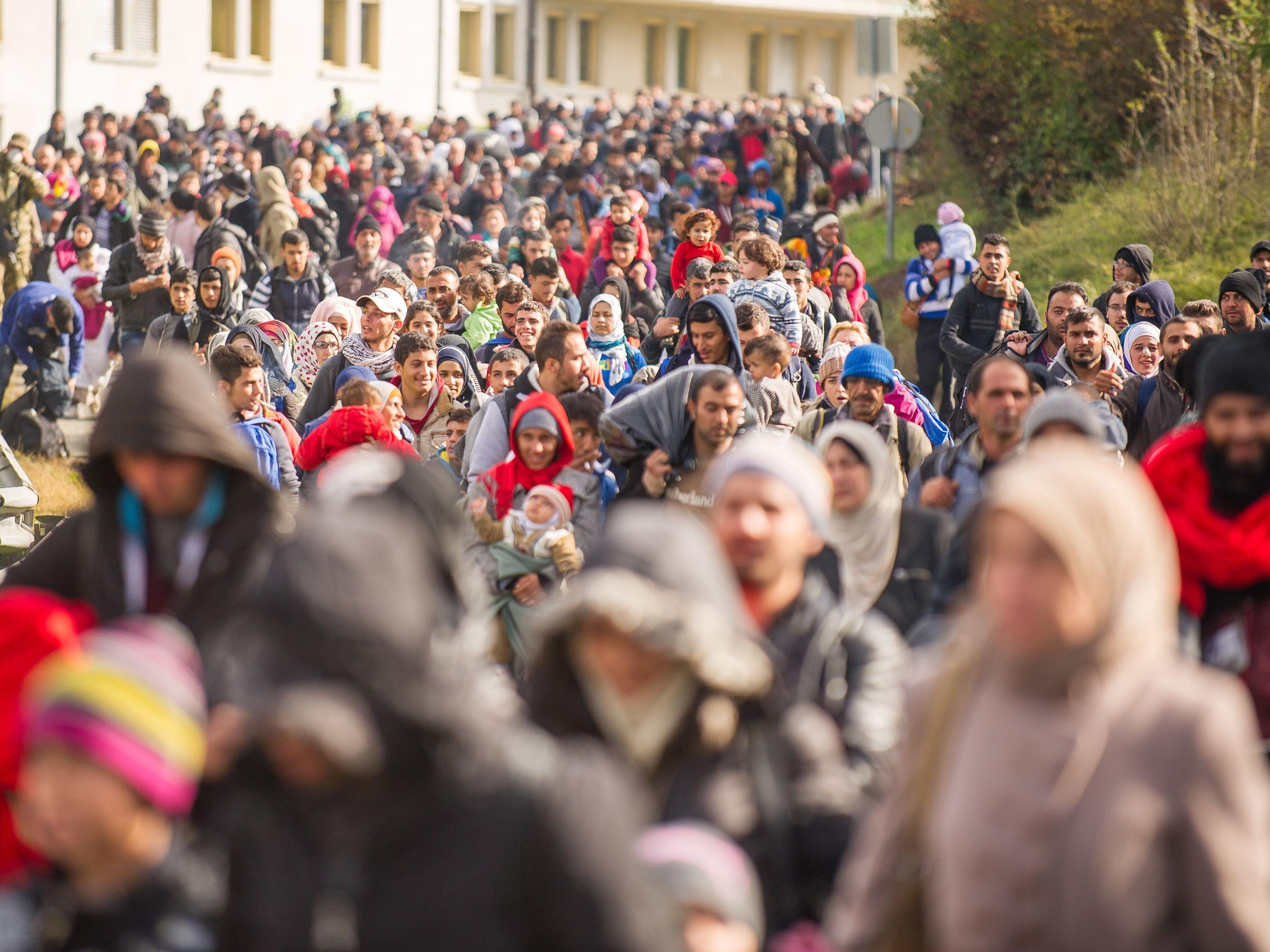 Tausende Flüchtlinge sind auf der Balkanroute unterwegs, die EU-Staaten ergehen sich in gegenseitigen Vorwürfen.