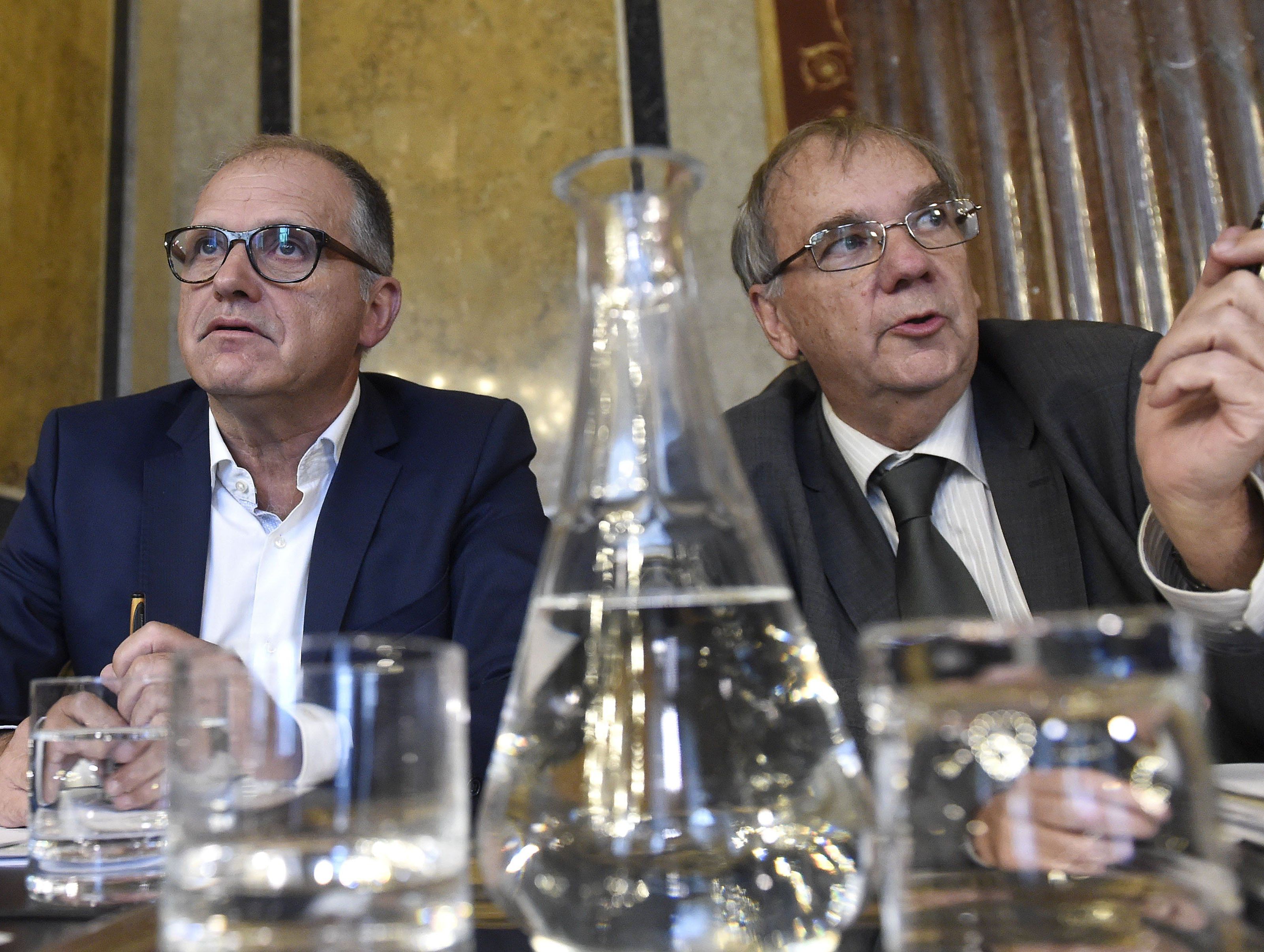 Ex-Innenminister Strasser und Verfahrensanwalt Binder am Donnerstag anl. einer Sitzung des Hypo-U-Ausschusses im Parlament in Wien. Ex-Innenminister Strasser und Verfahrensanwalt Binder am Donnerstag anl. einer Sitzung des Hypo-U-Ausschusses im Parlament in Wien.