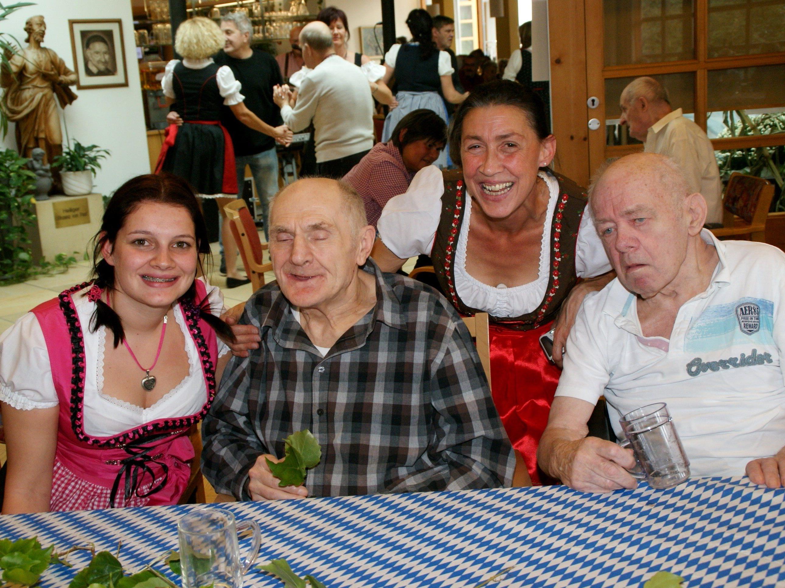 Lisa, Walter, Elfi und Werner feierten ein zünftiges Oktoberfest!