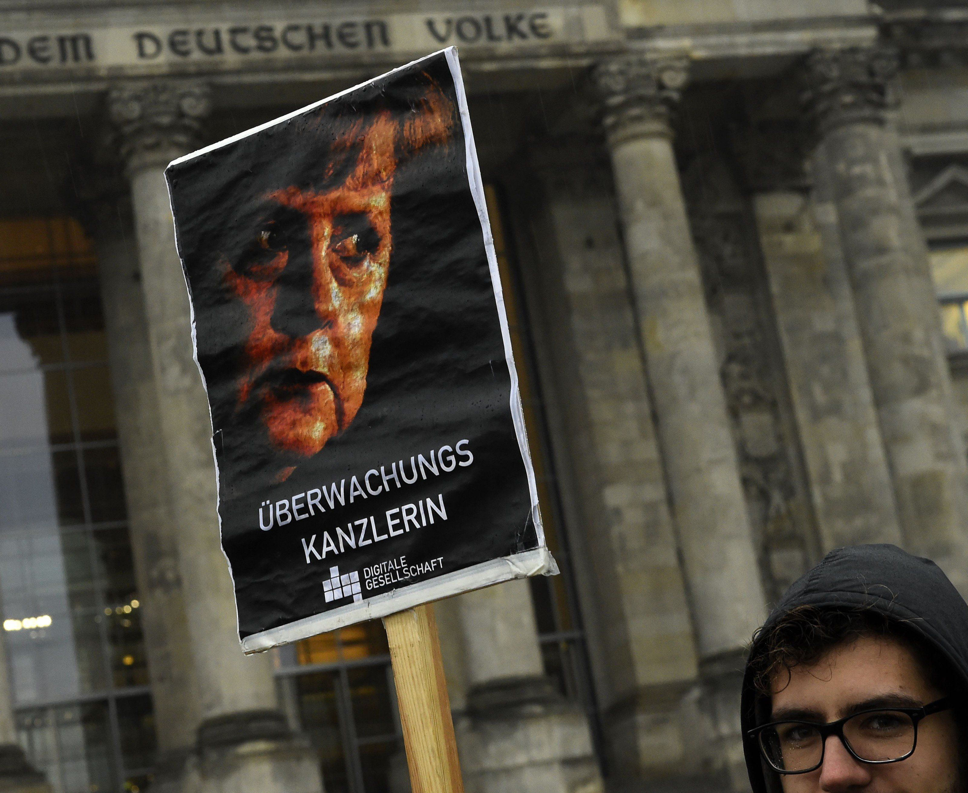 Während im Bundestag die VDS beschlossen wurde, demonstrierten davor Überwachungsgegner. Während im Bundestag die VDS beschlossen wurde, demonstrierten davor Überwachungsgegner.