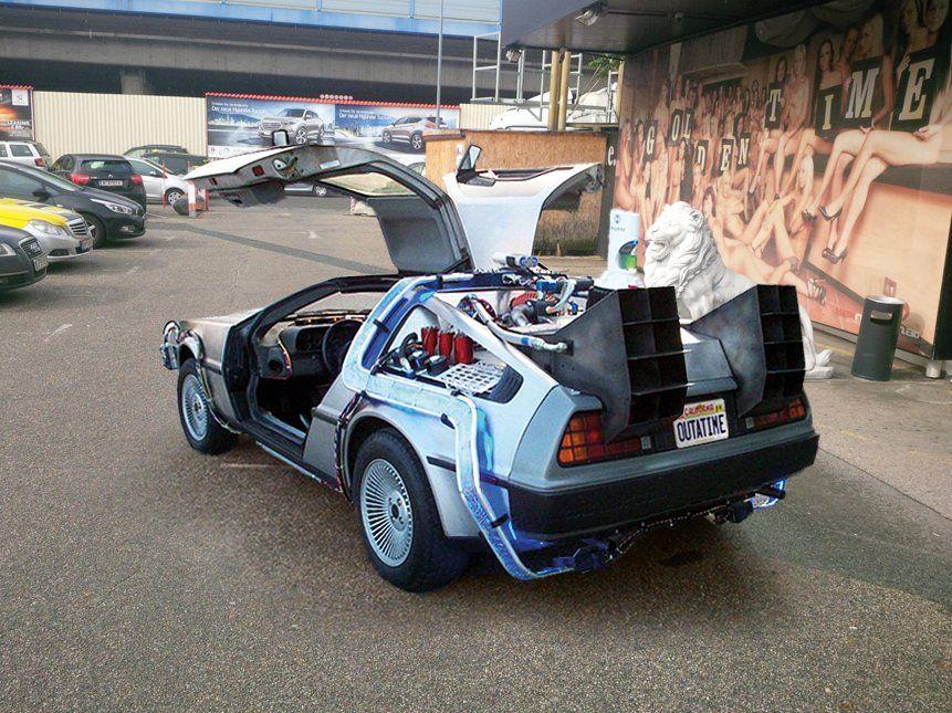 Marty McFly's DeLorean vor einem Wiener Saunaclub.