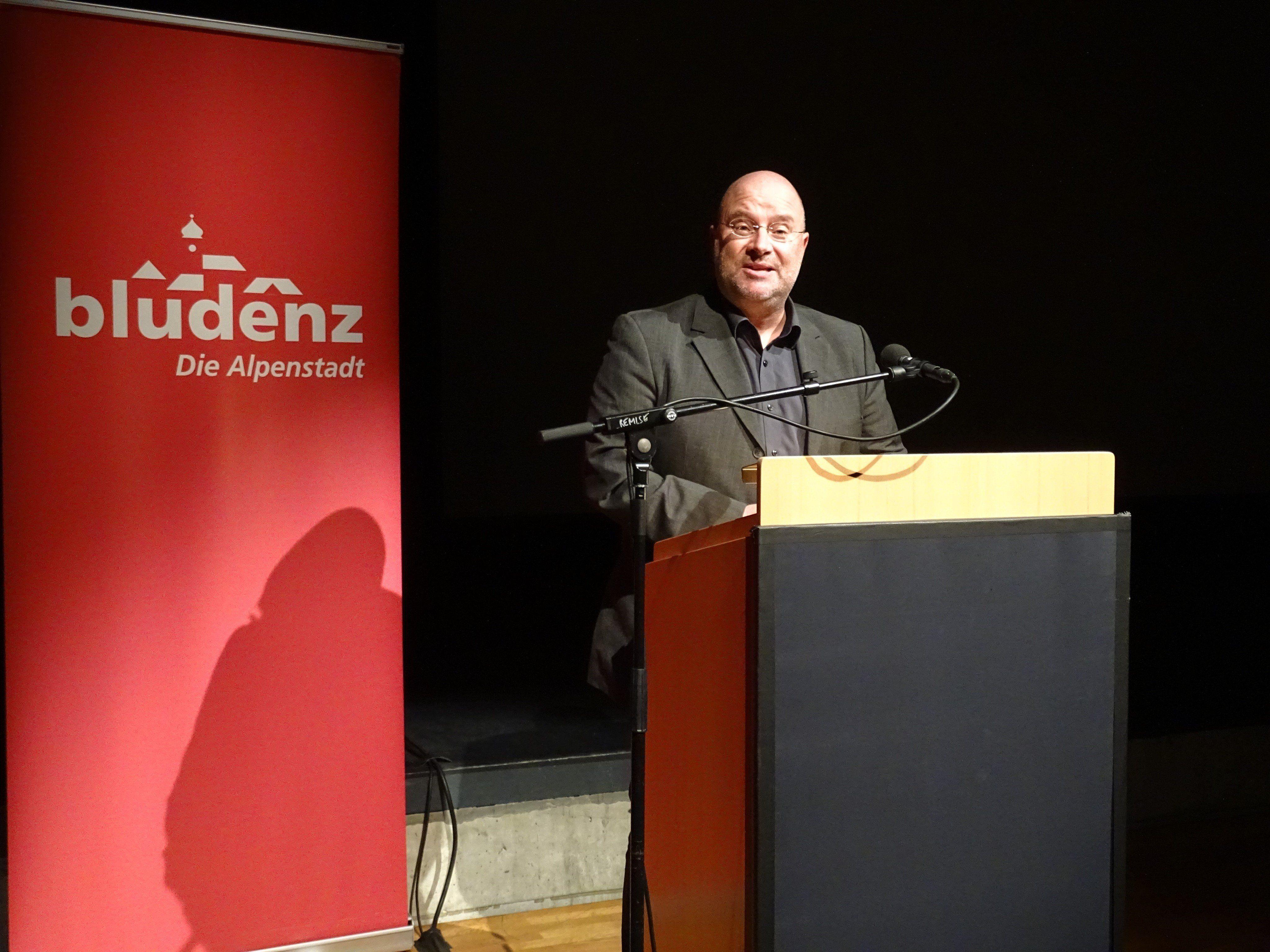 Andreas Rudigier war stolz, die Ergbnisse der langjährige Arbeit am zweiten Band der Bludenzer Stadtgeschichte, nun endlich der Öffentlichkeit präsentieren zu können.