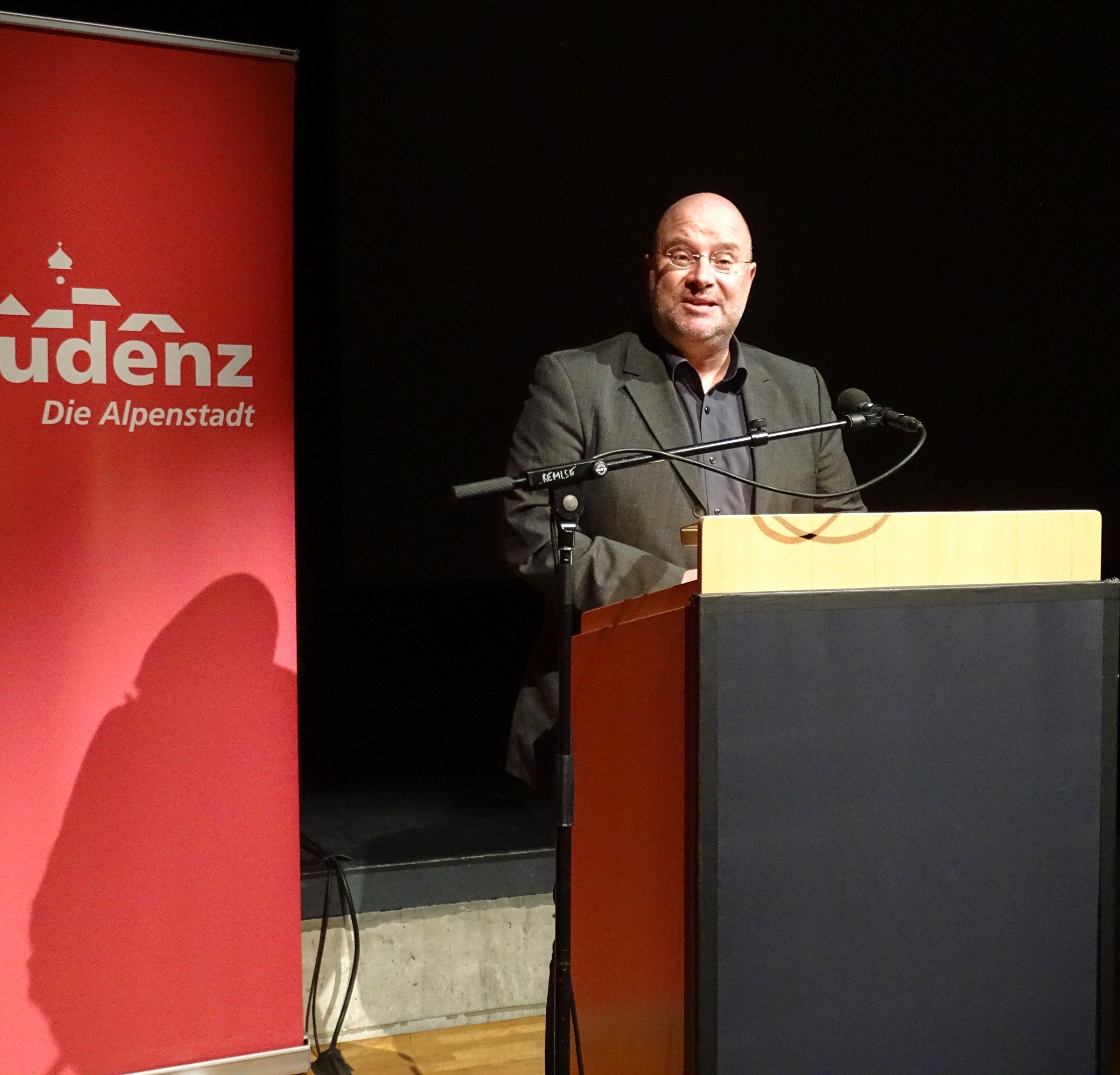 Andreas Rudigier war stolz, die Ergbnisse der langjährige Arbeit am zweiten Band der Bludenzer Stadtgeschichte, nun endlich der Öffentlichkeit präsentieren zu können. Andreas Rudigier war stolz, die Ergbnisse der langjährige Arbeit am zweiten Band der Bludenzer Stadtgeschichte, nun endlich der Öffentlichkeit präsentieren zu können.