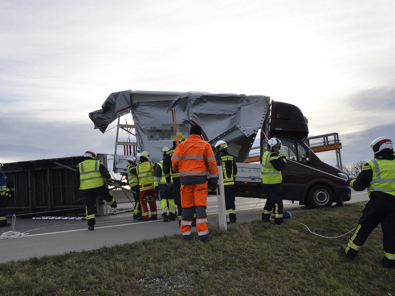 Der Wind wird zur Gefahr auf den Straßen. Der Wind wird zur Gefahr auf den Straßen.