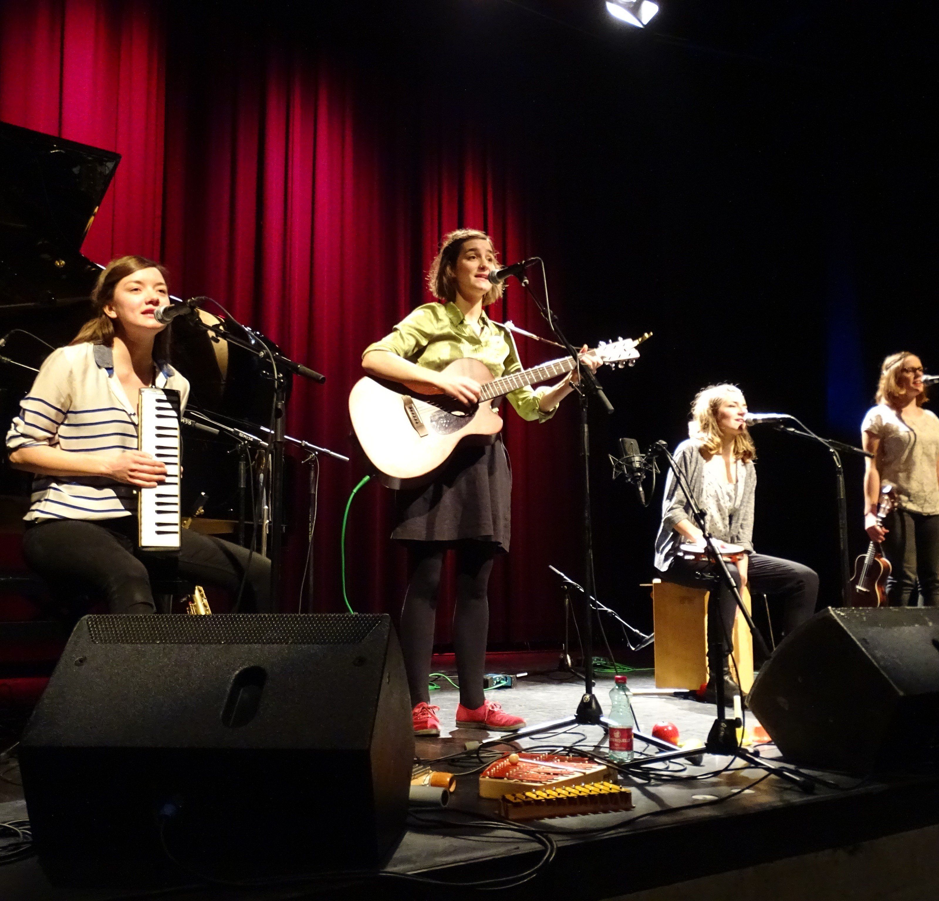 Das Quartett Fräulein Hona überraschte an diesem Abend mit stimmungsvollen Singer-/Songwriter Klängen. Das Quartett Fräulein Hona überraschte an diesem Abend mit stimmungsvollen Singer-/Songwriter Klängen.