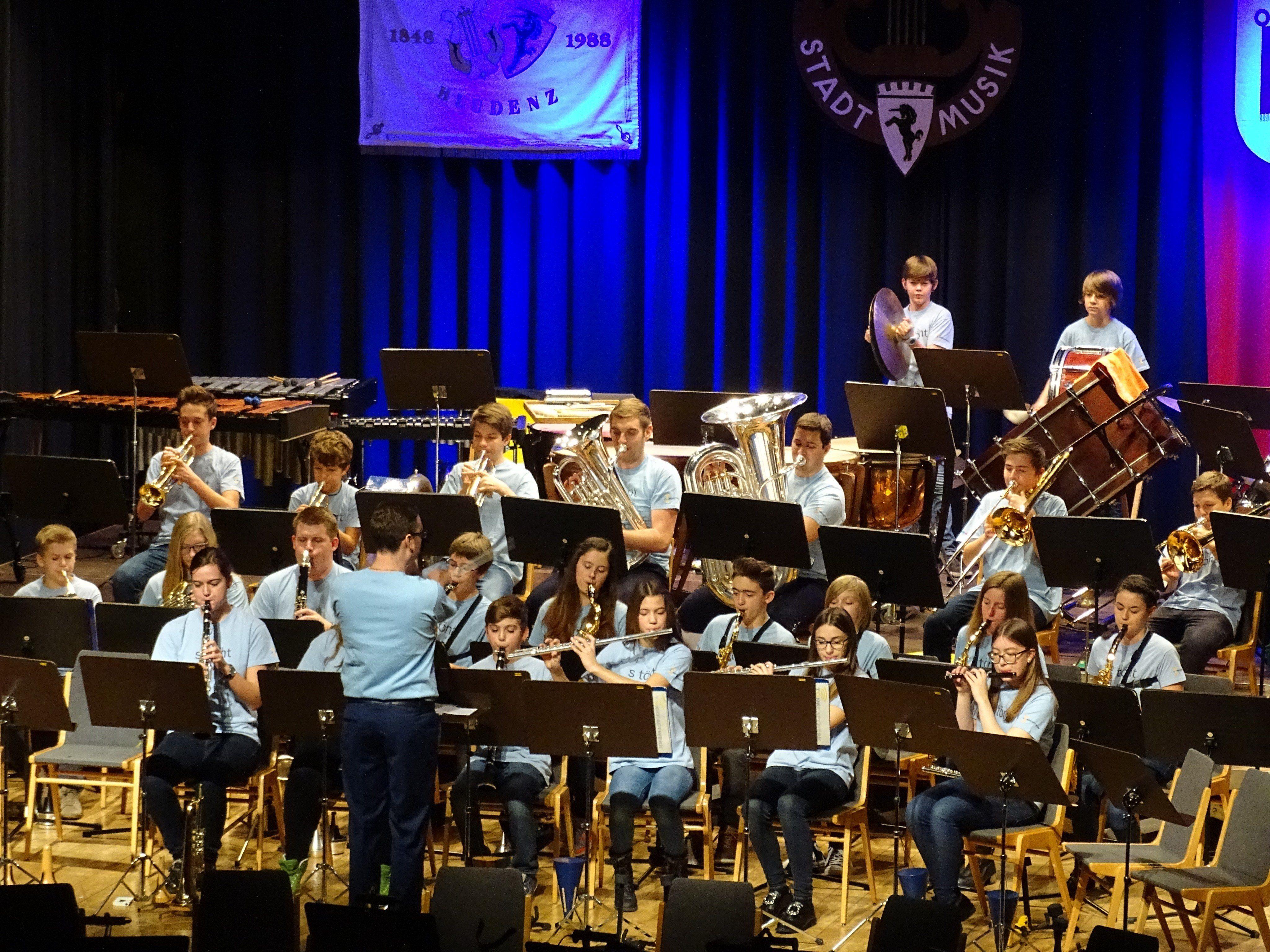 Die Nachwuchsmusikanten des Jugendblasorchesters Tonkraftwerk eröffneten unter der Leitung von Stefan Ruprecht den Konzertabend.