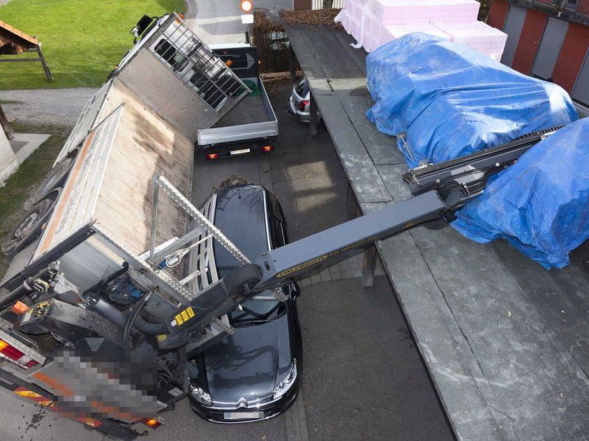 Lkw fiel auf Kleinlaster und Pkw - niemand verletzt. Lkw fiel auf Kleinlaster und Pkw - niemand verletzt.