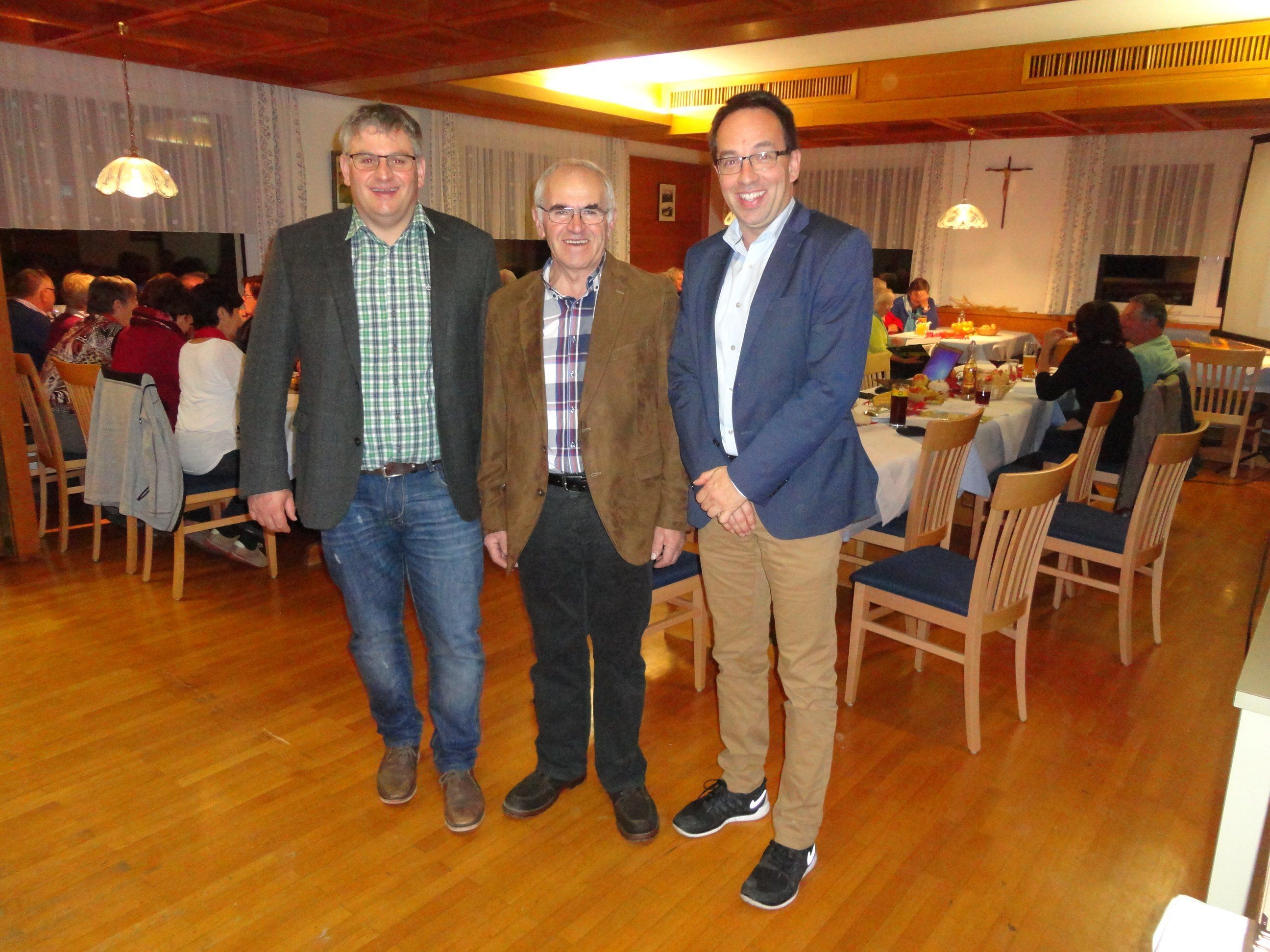 Der OGV Langen ist aus der Region und auch dem gemeinsamen Kreis der engagierten Vorarlberger OGV`s nicht mehr wegzudenken. (vo .li na re Bgm Josef Kirchmann, OGV Langen Obmann Hans Meusburger und OGV Landesobmann Markus Amann) Der OGV Langen ist aus der Region und auch dem gemeinsamen Kreis der engagierten Vorarlberger OGV`s nicht mehr wegzudenken. (vo .li na re Bgm Josef Kirchmann, OGV Langen Obmann Hans Meusburger und OGV Landesobmann Markus Amann)