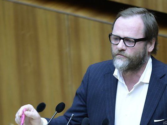 Sepp Schellhorn klagt das Land Salzburg, weil dieses ein Flüchtlingsprojekt nicht mehr unterstützt. Sepp Schellhorn klagt das Land Salzburg, weil dieses ein Flüchtlingsprojekt nicht mehr unterstützt.