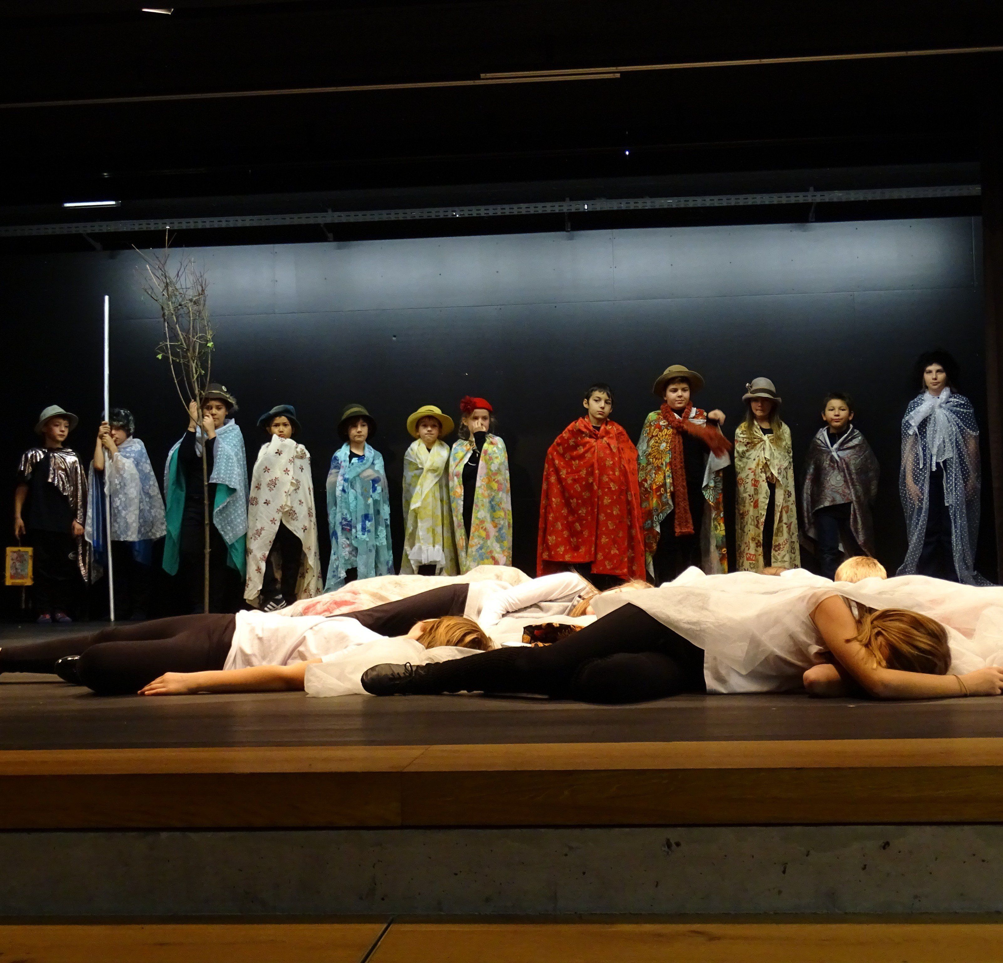 Die SchülerInnen der 3. Klassen der VS Bürs präsentierten eine gelugenen Aufführung des russischen Märchens "Die 12 Monate". Die SchülerInnen der 3. Klassen der VS Bürs präsentierten eine gelugenen Aufführung des russischen Märchens "Die 12 Monate".