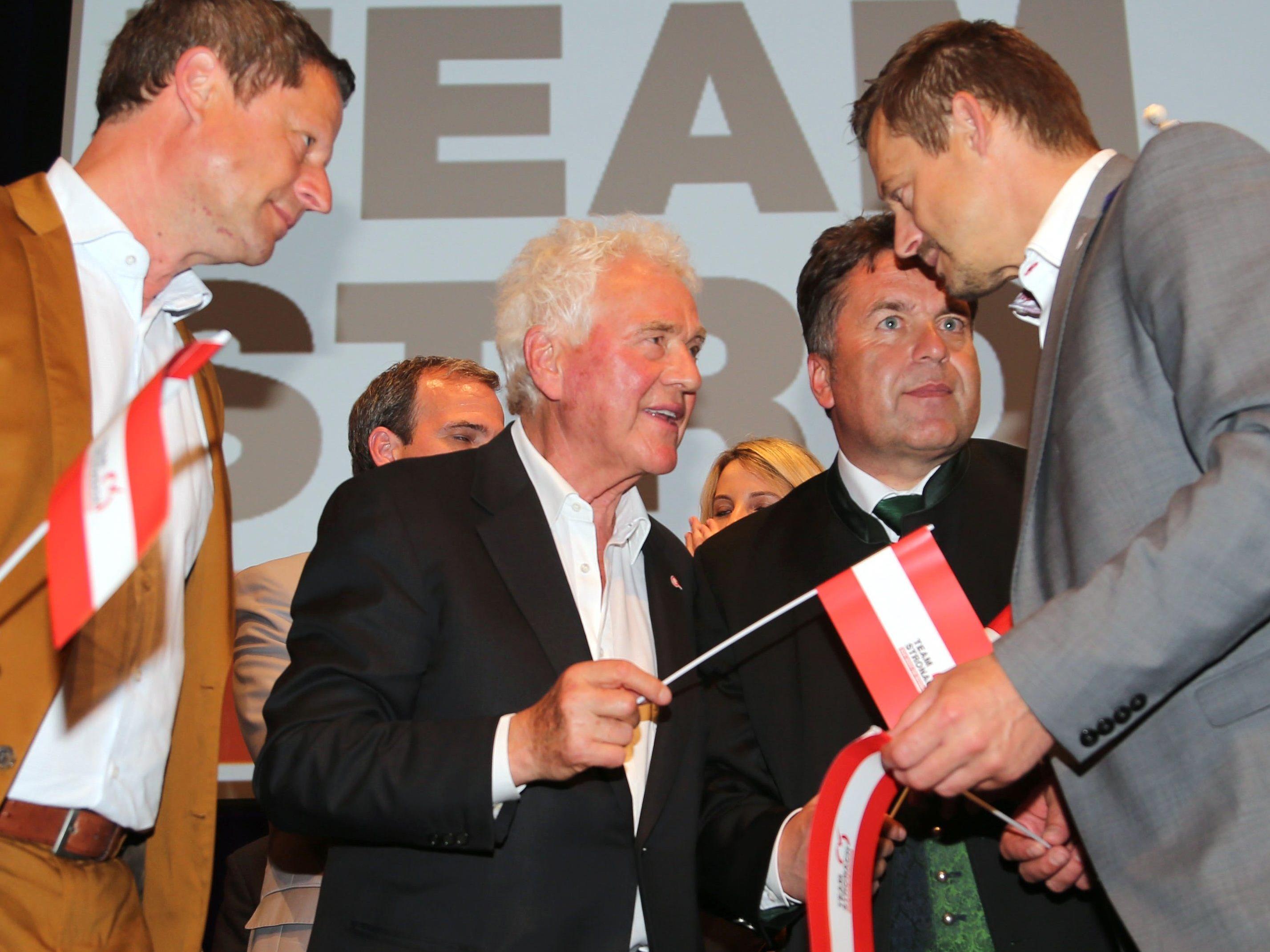 Da war die Stronach-Welt noch heil: Naderer, Stronach, Mayr und Konrad beim Wahlkampf-Abschluss zur Salzburg-Wahl 2013.