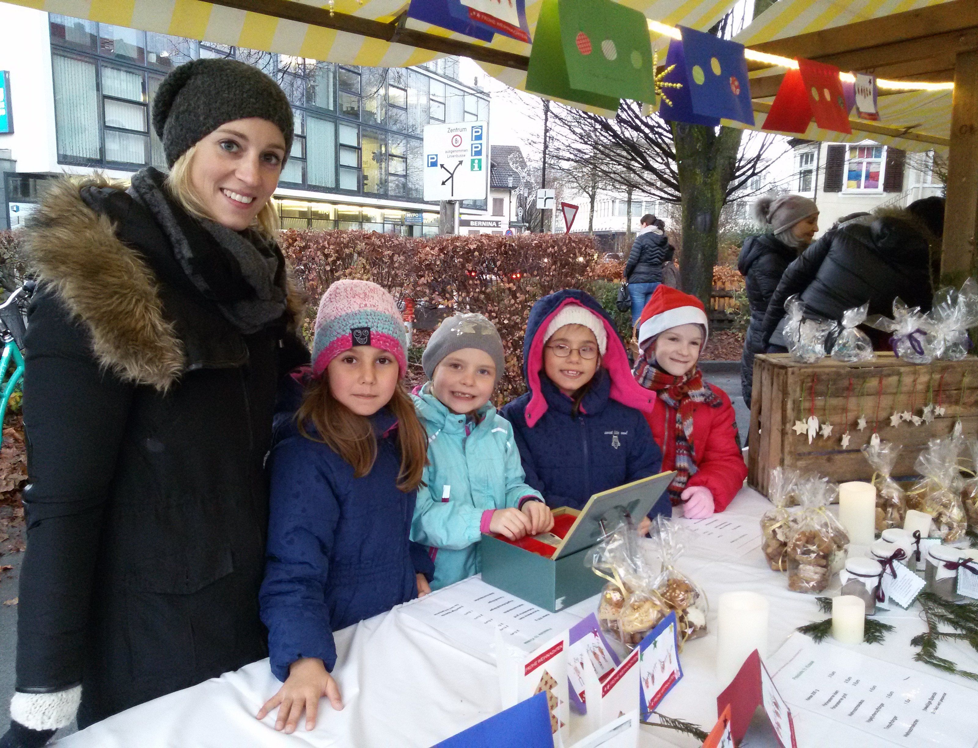 Lehrerin Stefanie Mairitsch mit Ronja, Paulina, Rana und Anna Maria aus der 1b Lehrerin Stefanie Mairitsch mit Ronja, Paulina, Rana und Anna Maria aus der 1b