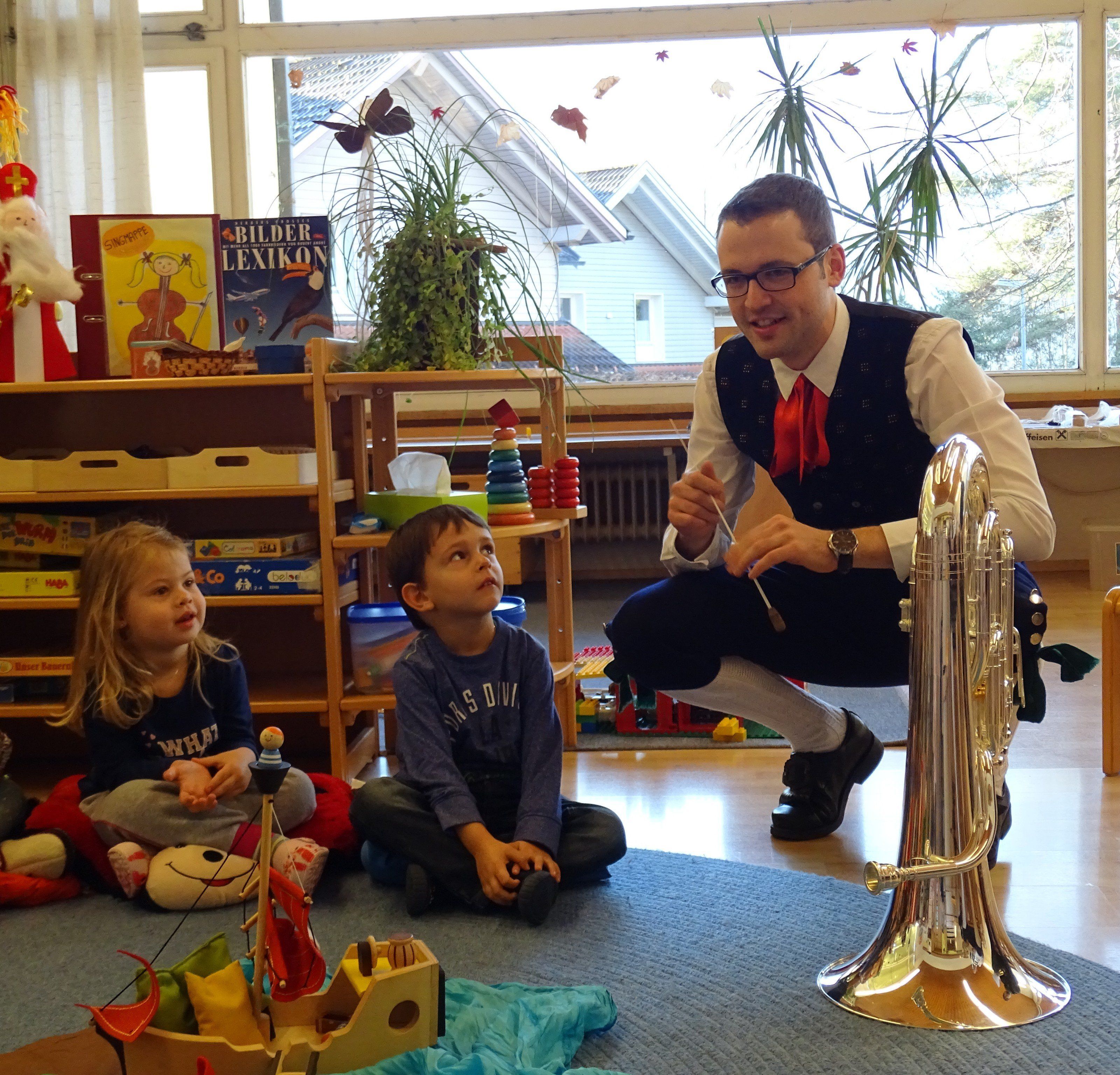 Die Stadtmusik zu Gast im Kindergarten Don Bosco: Christoph Gell mit Kindern der Viola Violinen-Gruppe. Die Stadtmusik zu Gast im Kindergarten Don Bosco: Christoph Gell mit Kindern der Viola Violinen-Gruppe.