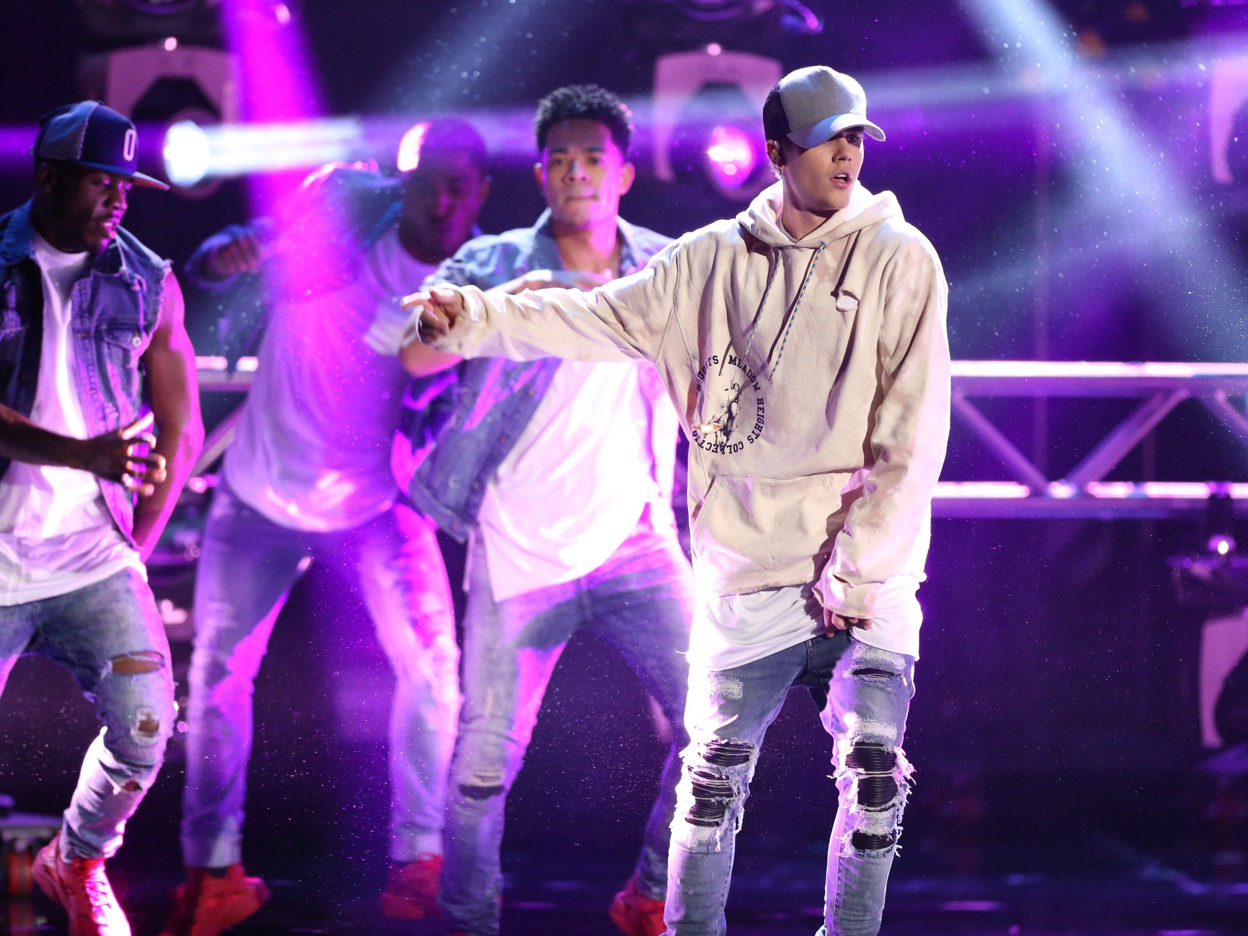 Justin Bieber performt bei den American Music Awards.