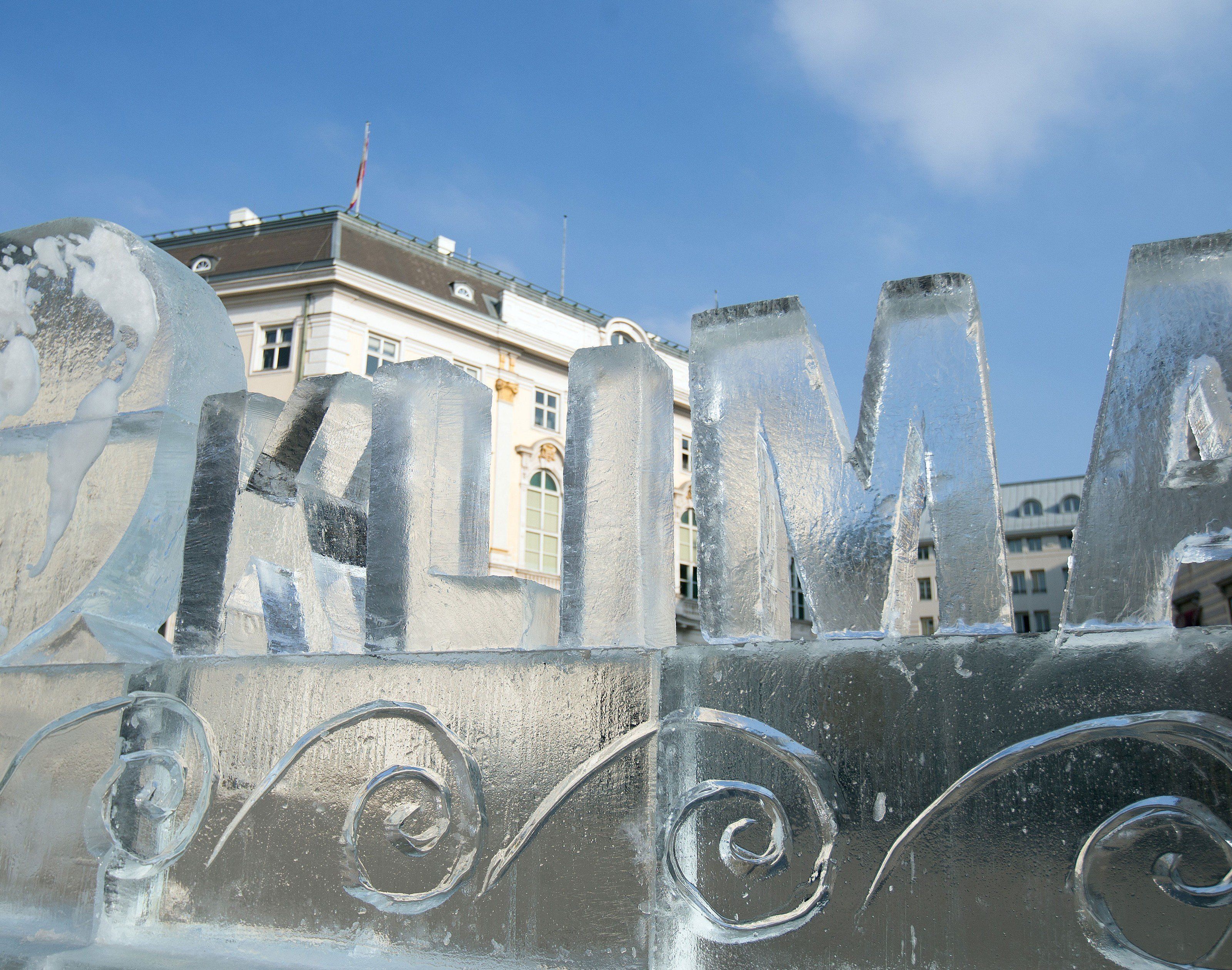 Das Eisdenkmal am Wiener Ballhausplatz. Das Eisdenkmal am Wiener Ballhausplatz.