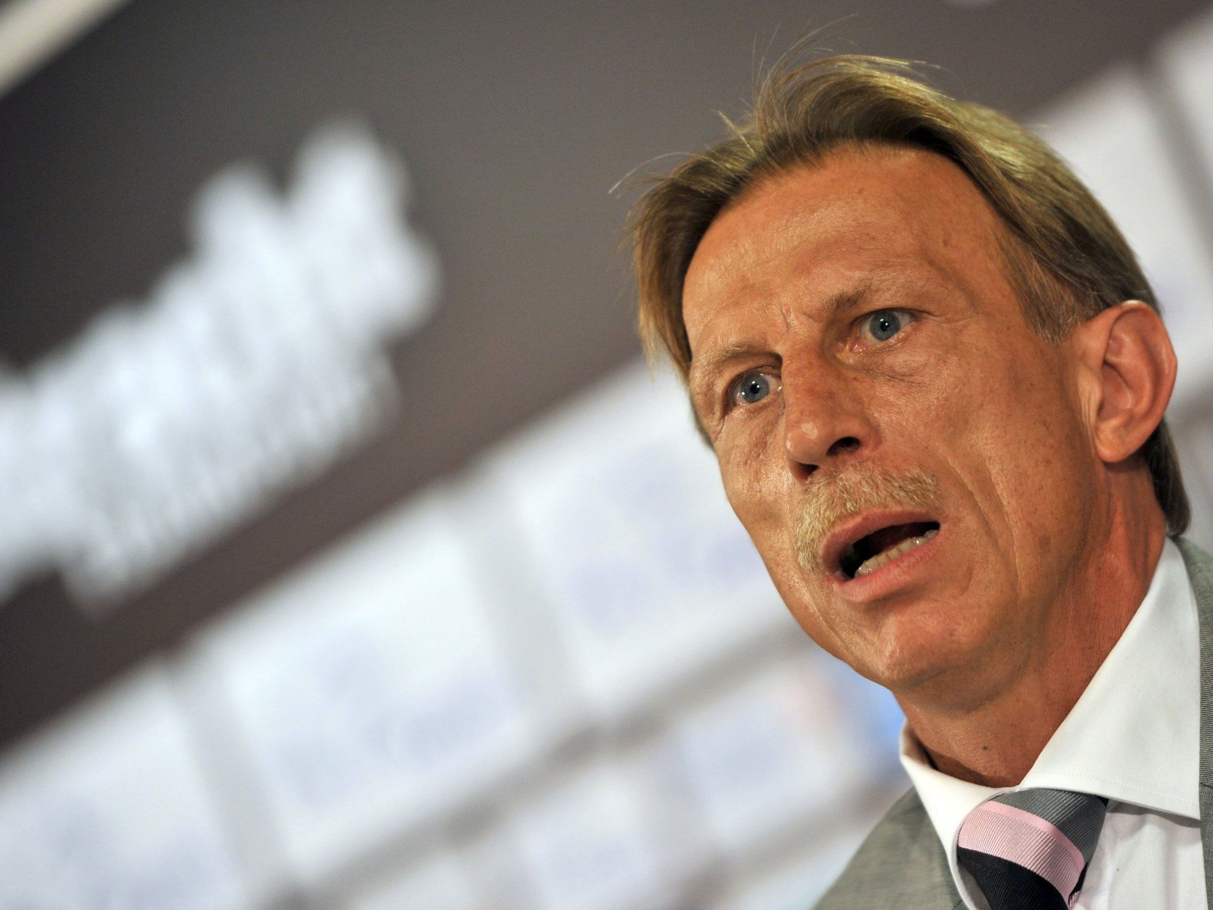 Ex-Austria-Wien-Trainer Daum bot Stuttgart seine Hilfe an. Ex-Austria-Wien-Trainer Daum bot Stuttgart seine Hilfe an.
