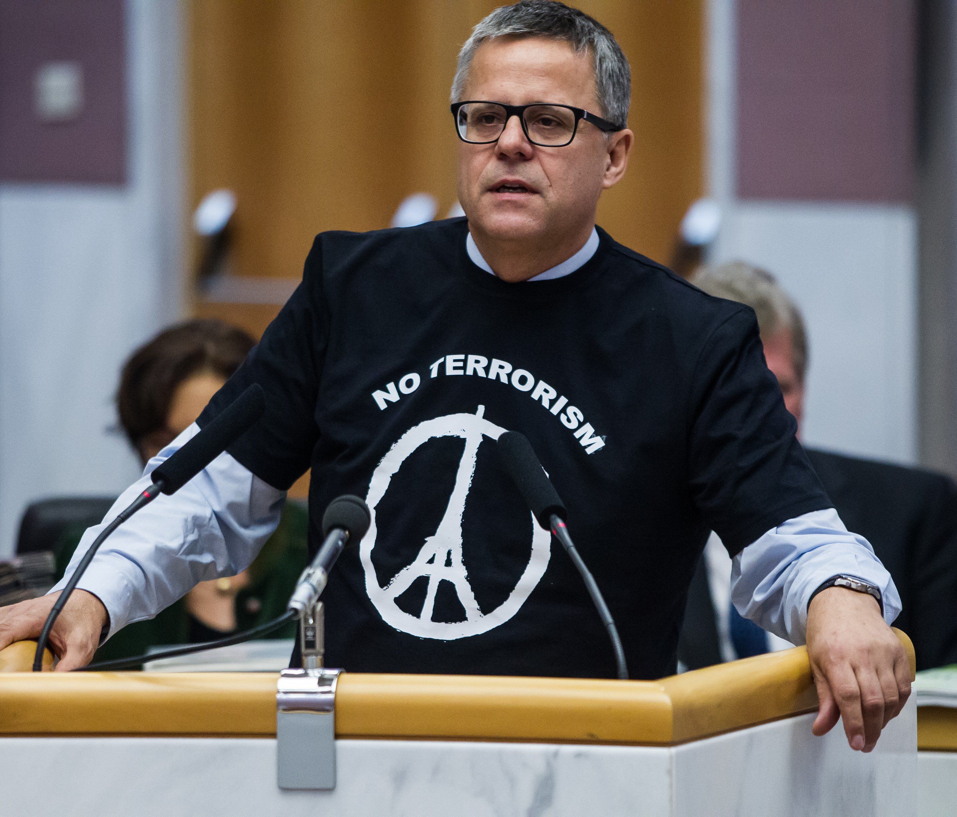 ÖVP-Klubobmann Roland Frühstück mit "No Terrorism"-T-Shirt. ÖVP-Klubobmann Roland Frühstück mit "No Terrorism"-T-Shirt.