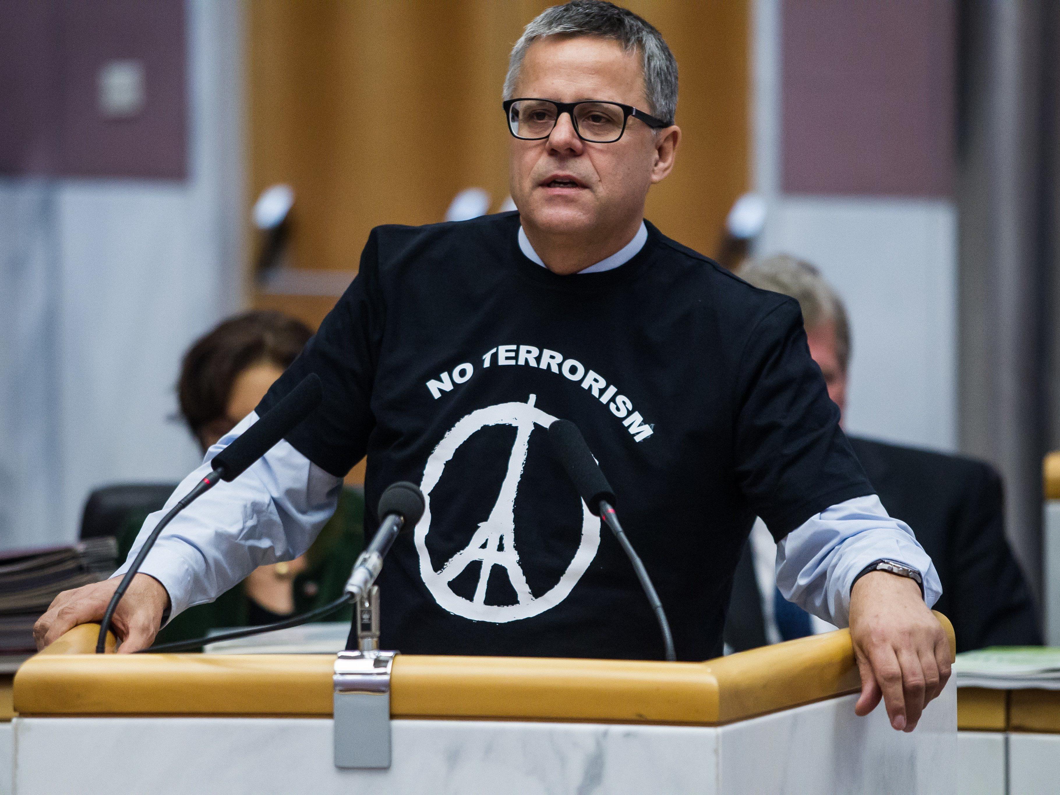 ÖVP-Klubobmann Roland Frühstück mit "No Terrorism"-T-Shirt.