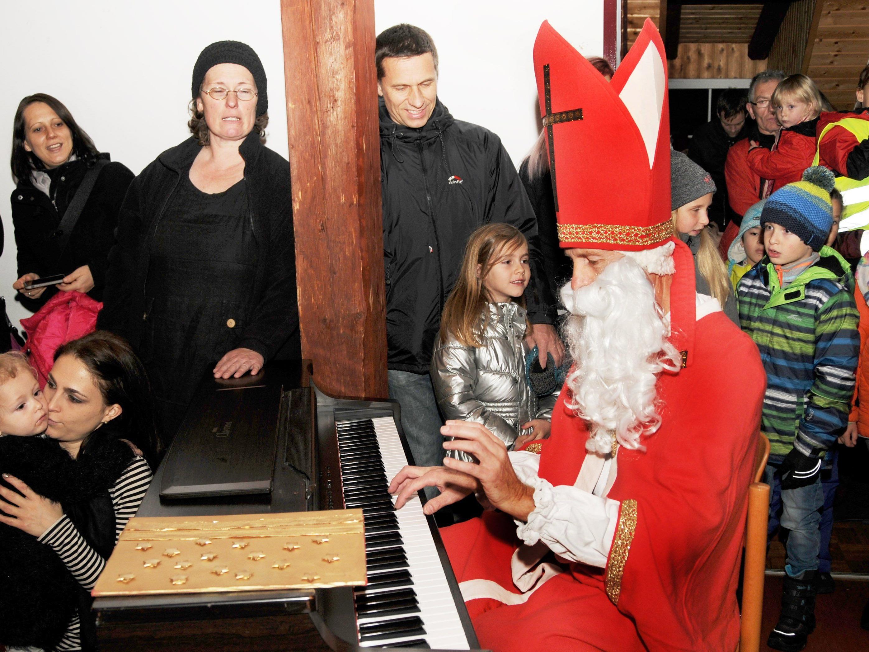 Wenn Nikolaus in die Tasten greift, dann ist in Höchst Abendmarkt im Advent.