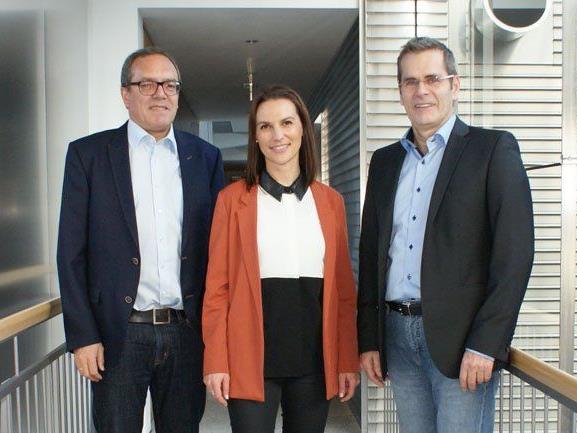 V.l.n.r. Marketingleiter Arno Sprenger und Kathrin Mair von der Sparkasse Bludenz sowie Direktor Hel-mut Abl vom BG Bludenz freuen sich über die Weiterführung der Partnerschaft.