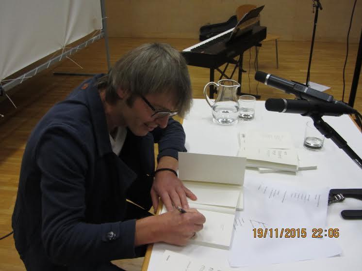 Der Vorarlberger Autor Alexander Jehle hatte alle Hände voll zu tun mit Bücher signieren.