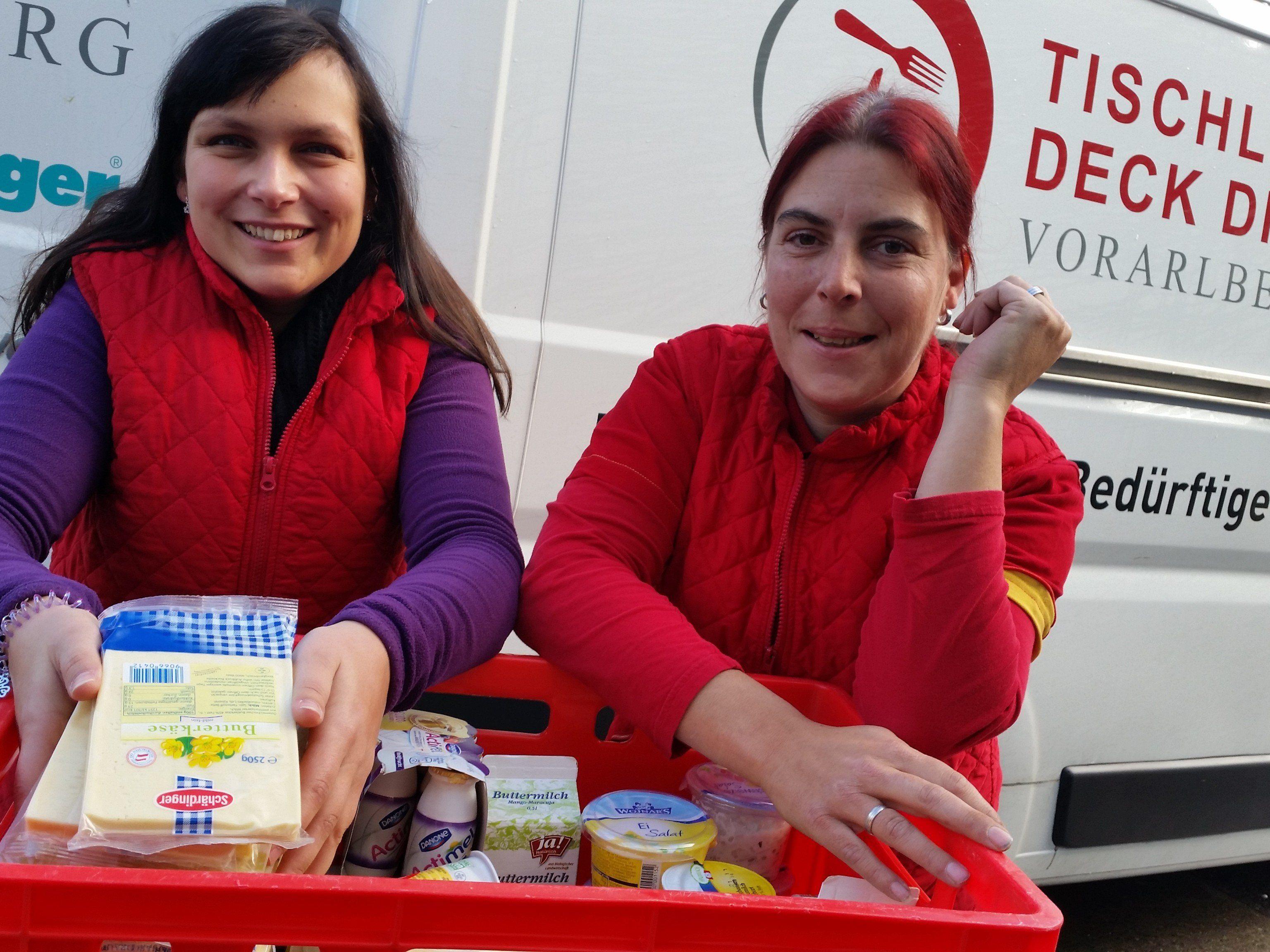 Petra Hagen und Melanie Maranas vom Billa-Feldkirch beim Bahnhof unterstützen mit ihrem Team engagiert die Tischlein deck Dich-Aktion