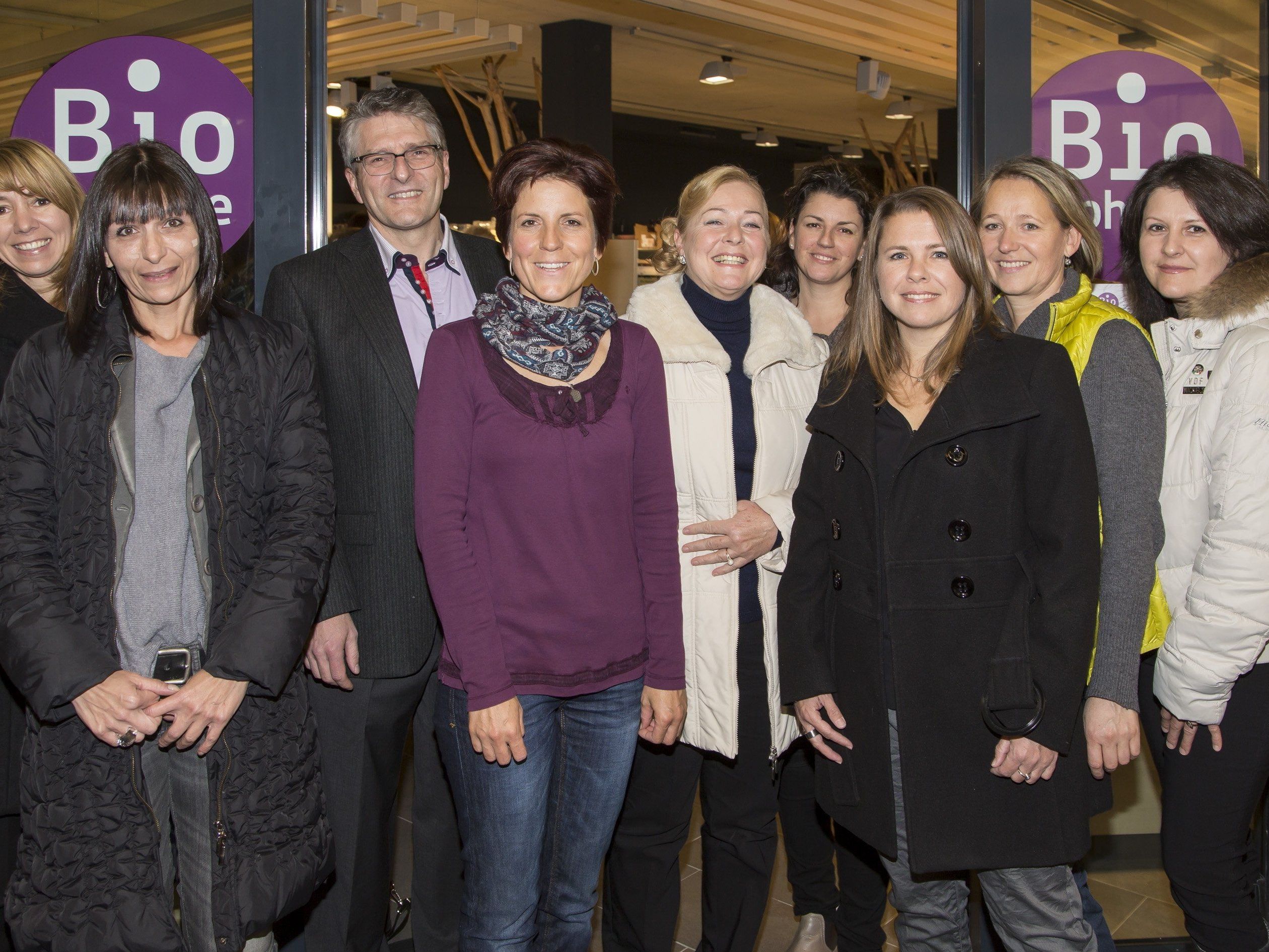 Am Freitagabend eröffnete das Team um Mag. pharm. Jürgen Rehak das erste Biofachgeschäft im Rheindelta (v.l.n.r.): Daniela Röck, Angelika Keclik, Jürgen Rehak, Marion Rusch, Lubomira Potocar, Ermelinde Türtscher, Carina Hepp, Ulrike Lutz, Silvia Fink. Am Freitagabend eröffnete das Team um Mag. pharm. Jürgen Rehak das erste Biofachgeschäft im Rheindelta (v.l.n.r.): Daniela Röck, Angelika Keclik, Jürgen Rehak, Marion Rusch, Lubomira Potocar, Ermelinde Türtscher, Carina Hepp, Ulrike Lutz, Silvia Fink.