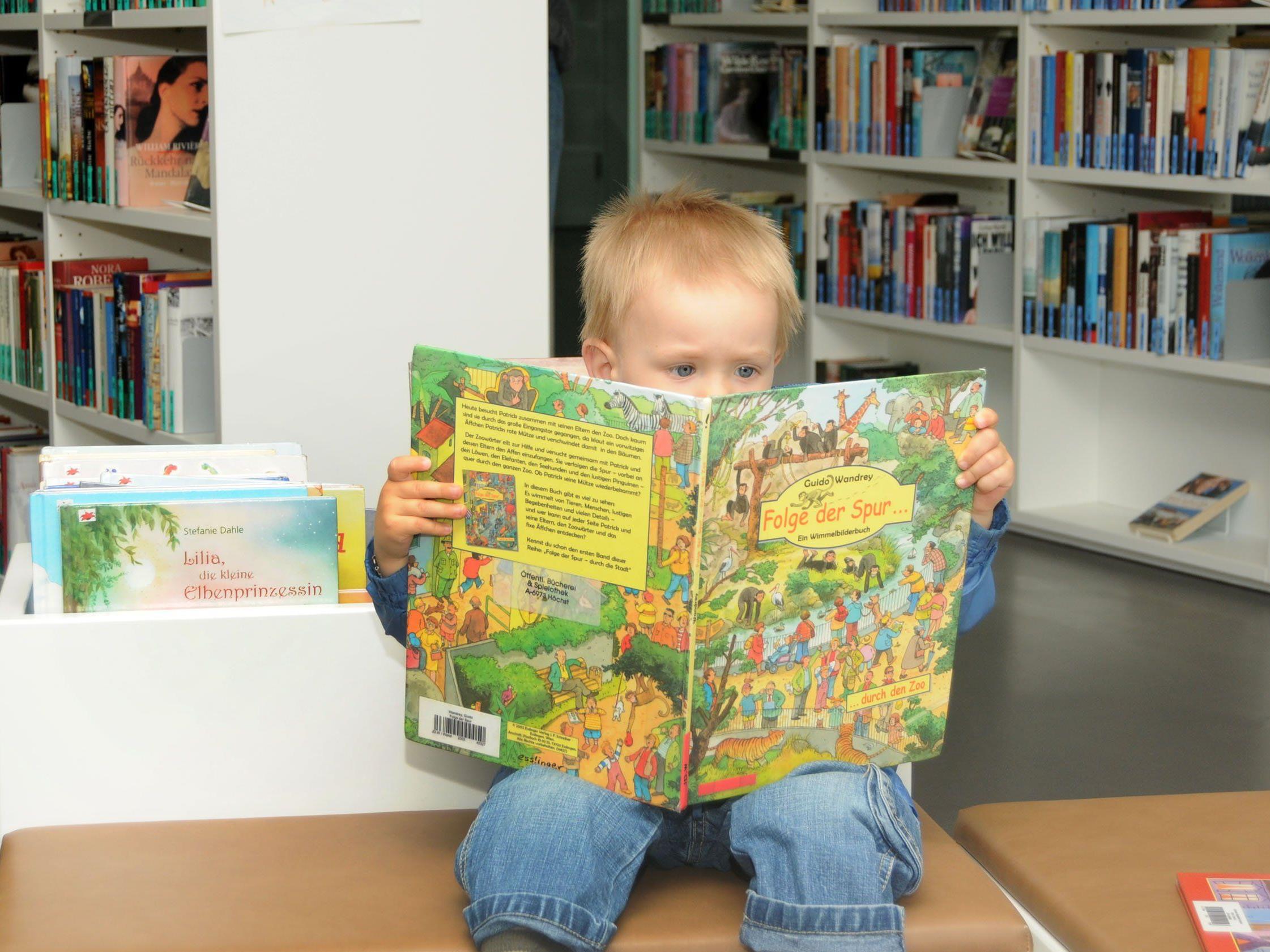 Kinder entdecken in der Bücherei Spielothek Höchst immer etwas Neues.