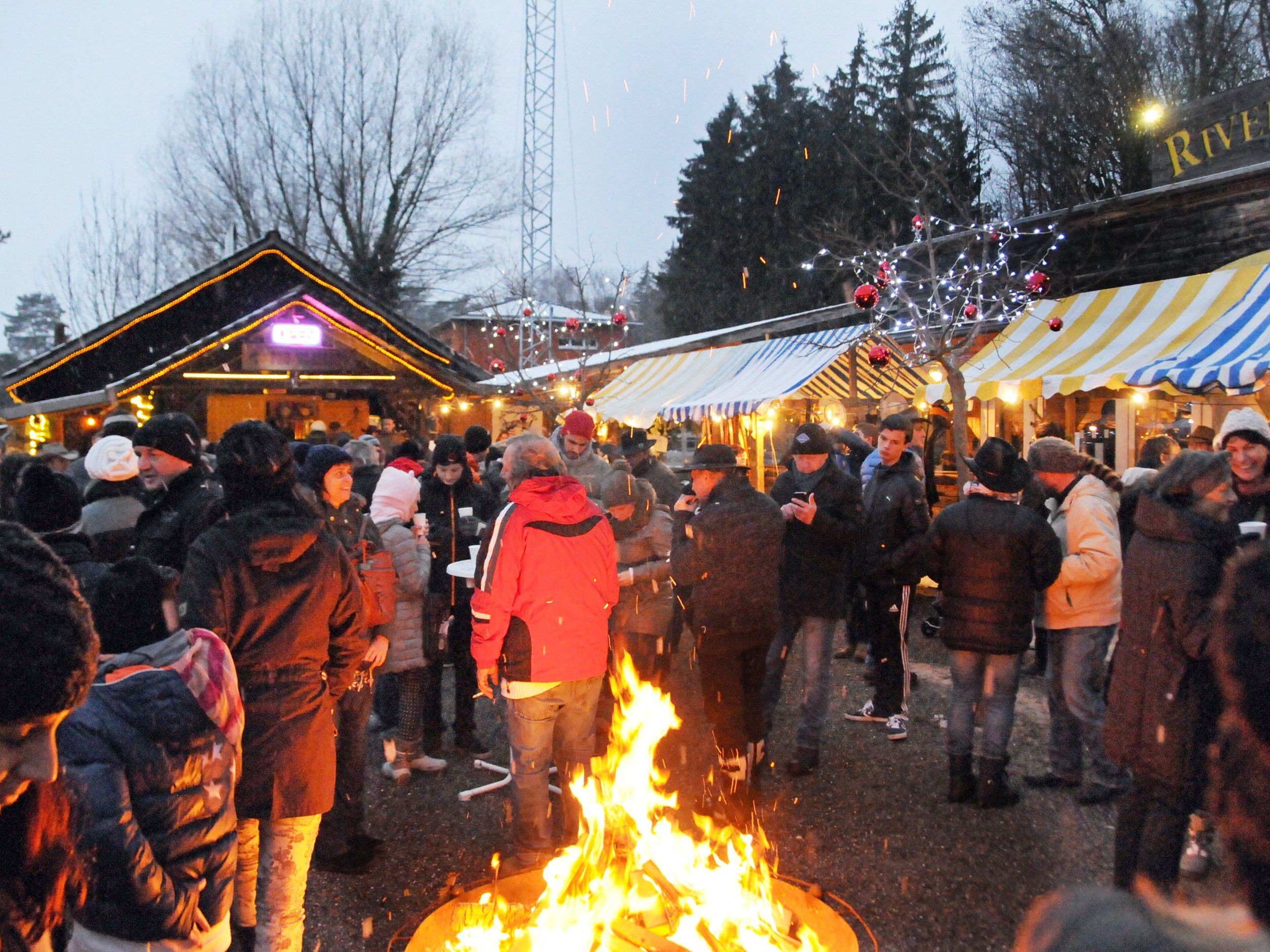 Passende Stimmung beim Weihnachtsmärktle der Höchster Cowboys Passende Stimmung beim Weihnachtsmärktle der Höchster Cowboys