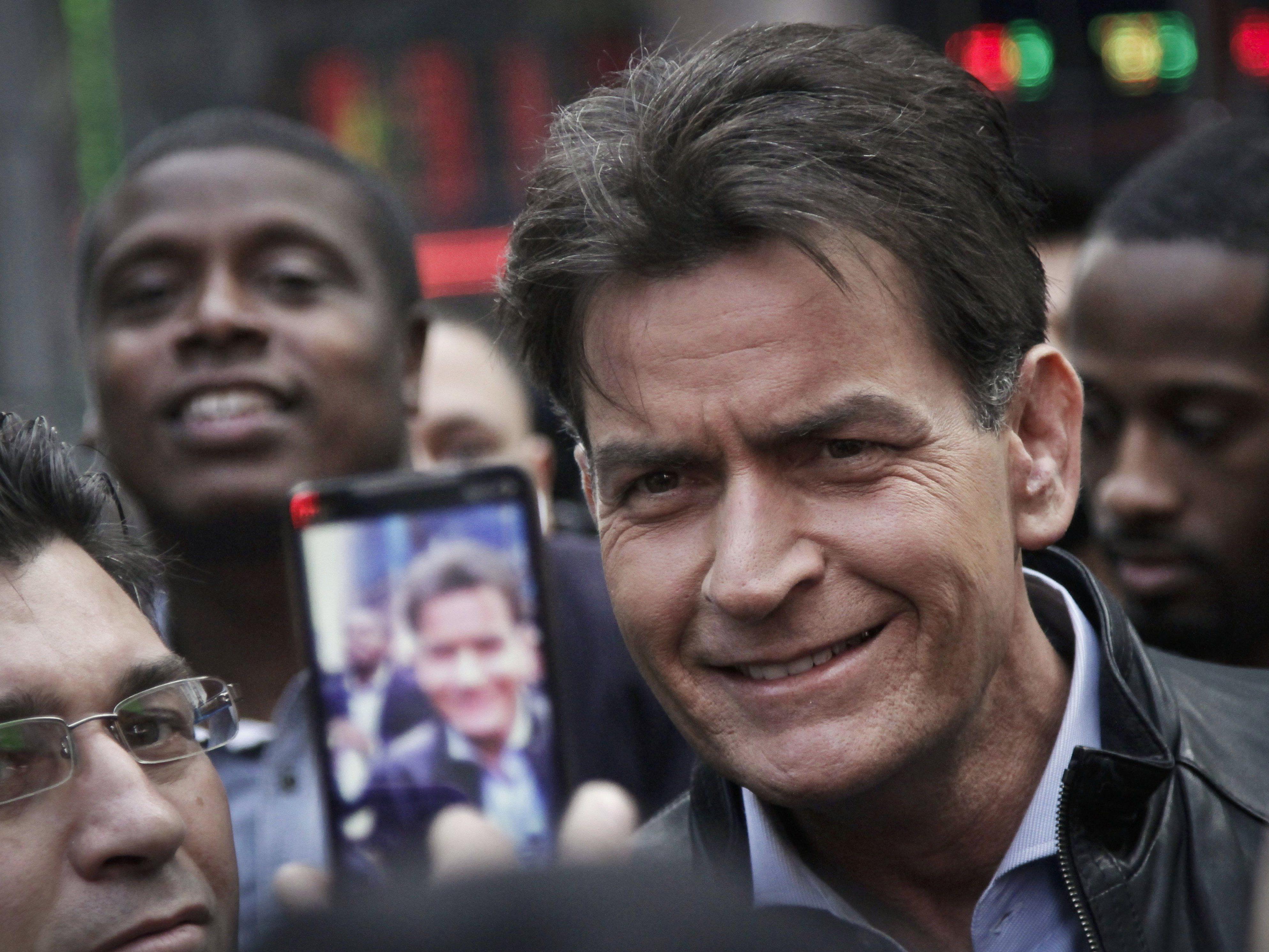 Charlie Sheen bahnt sich seinen Weg durch die Menge am New Yorker Times Square.