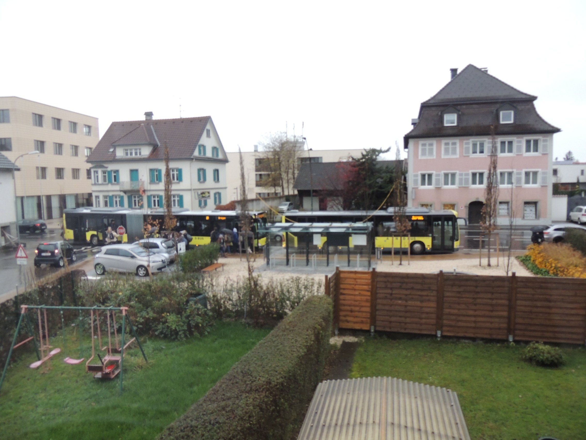 teilweise steht der zweite Bus einfach auf der Bundesstrasse teilweise steht der zweite Bus einfach auf der Bundesstrasse