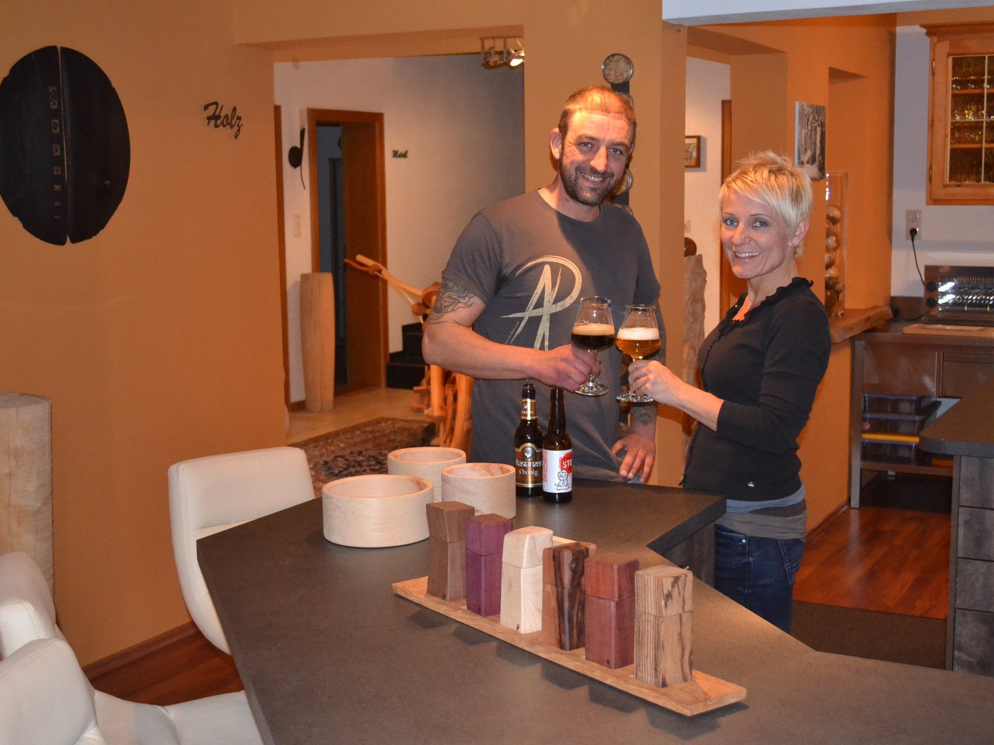 Drechselkunst und Biergenuss: Silvia Mayer und Peter Andres bieten beides an. Drechselkunst und Biergenuss: Silvia Mayer und Peter Andres bieten beides an.
