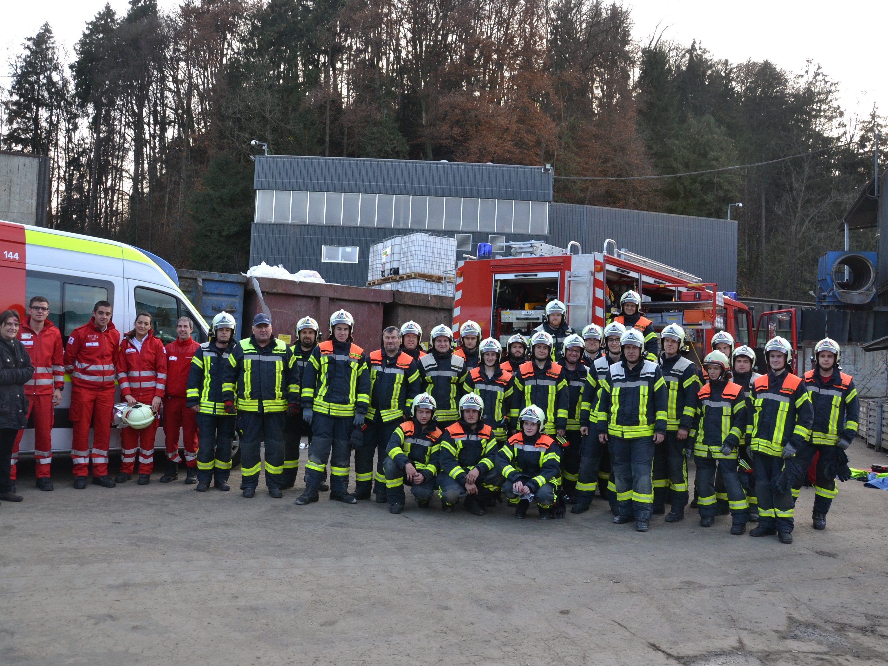 Die Freiwillige Feuerwehr Götzis führte auf dem Betriebsgelände von Loacker Recycling die Herbstübung durch Die Freiwillige Feuerwehr Götzis führte auf dem Betriebsgelände von Loacker Recycling die Herbstübung durch