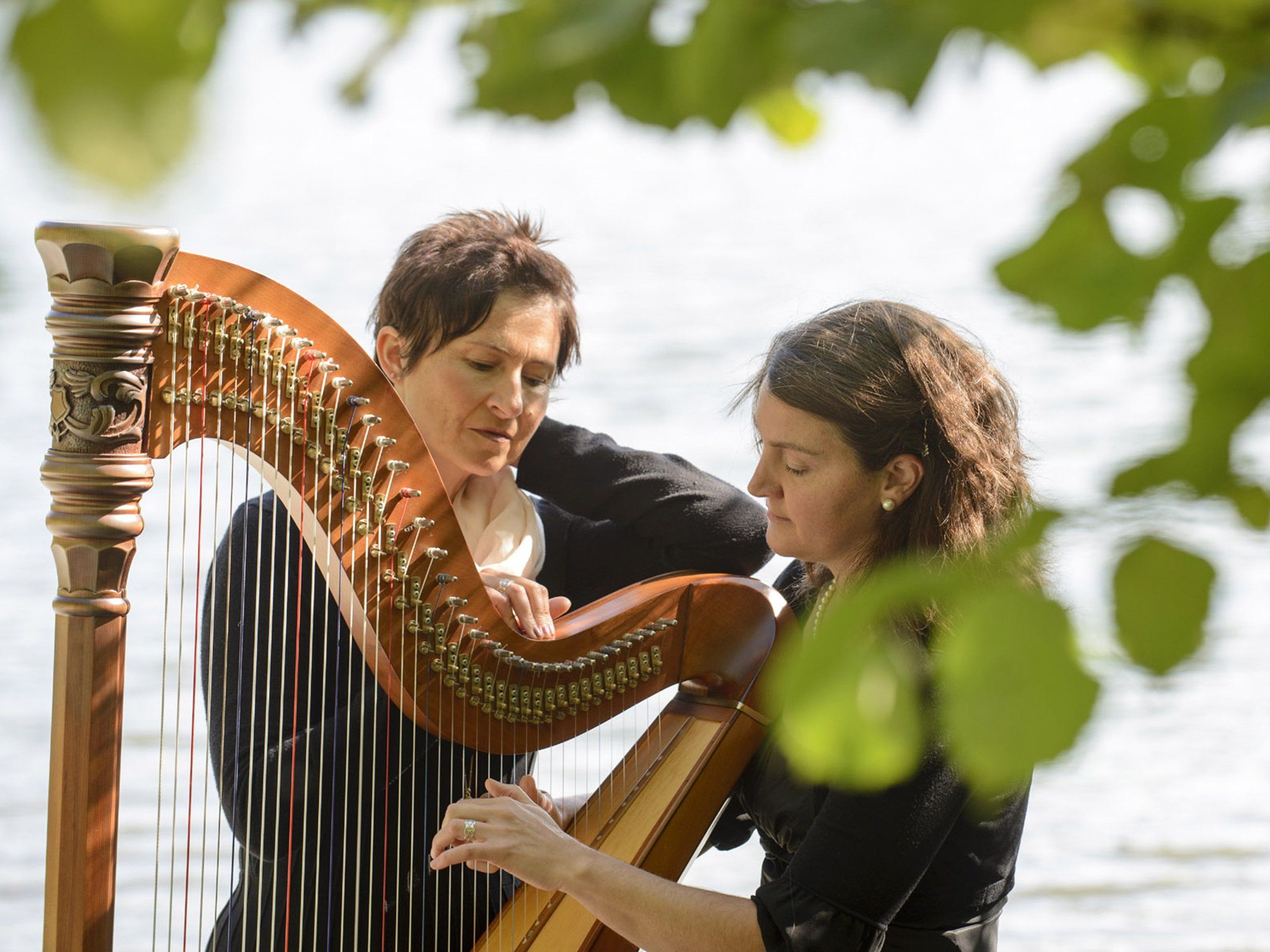 Die Bregenzerwälderin Heide Maria Egender (li.) und Harfenistin Christina Beck (Allgäu) laden mit ihrem Programm „Huoku / Hoimkomma“ zum Innehalten ein. Die Bregenzerwälderin Heide Maria Egender (li.) und Harfenistin Christina Beck (Allgäu) laden mit ihrem Programm „Huoku / Hoimkomma“ zum Innehalten ein.