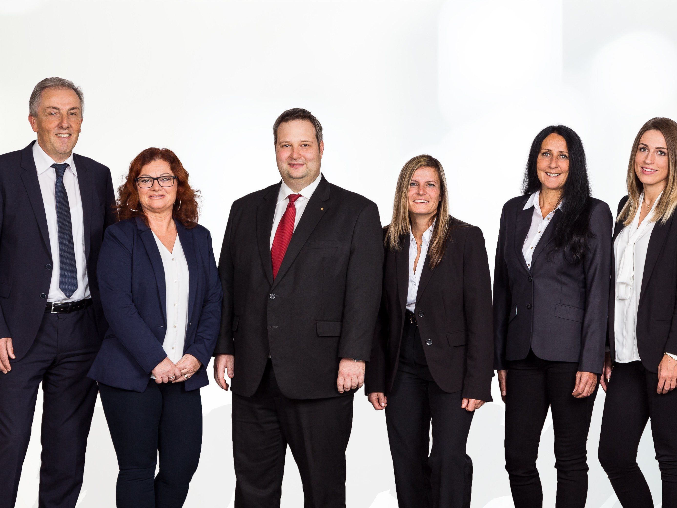 Das Team der Sparkassenfiliale Hard freut sich auf Ihren Besuch. (V.l.n.r.): Christian Neyer, Cornelia Ganner, Oliver Haindl (Leiter), Ulrike Turner-Raunig, Margit Dittrich, Ana Sliskovic Das Team der Sparkassenfiliale Hard freut sich auf Ihren Besuch. (V.l.n.r.): Christian Neyer, Cornelia Ganner, Oliver Haindl (Leiter), Ulrike Turner-Raunig, Margit Dittrich, Ana Sliskovic