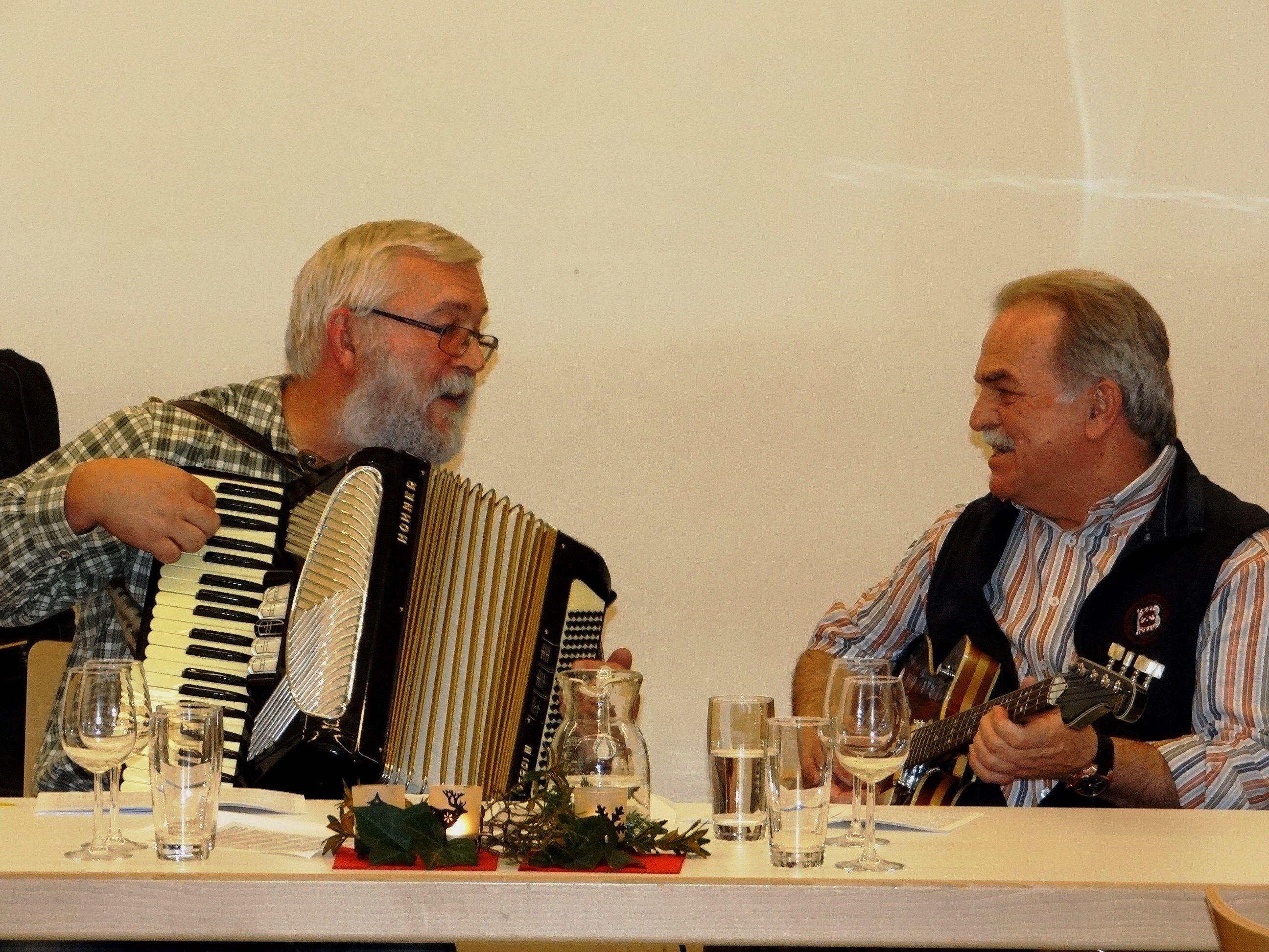 Josef Scherer und Alfons Kaufmann begleiteten das Offene Singen mit ihren Instrumenten.