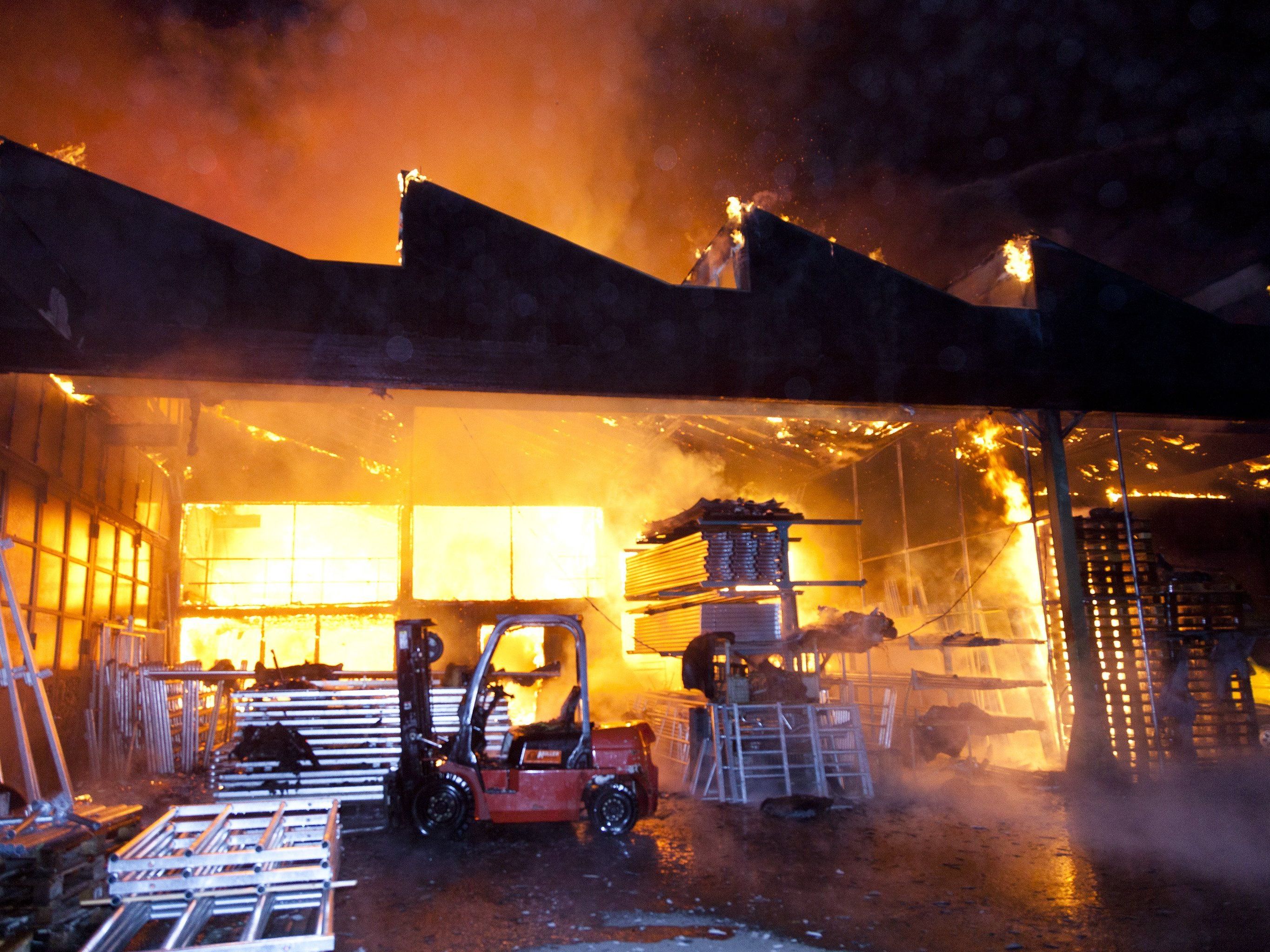 In Götzis steht eine Lagerhalle im Vollbrand. In Götzis steht eine Lagerhalle im Vollbrand.