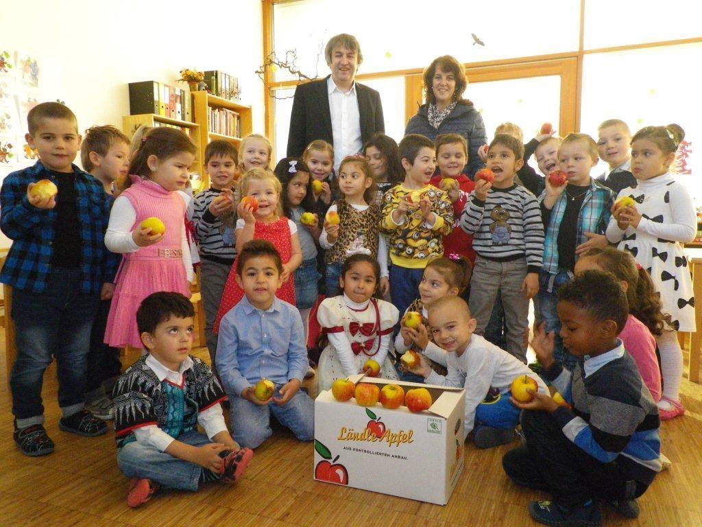 Bürgermeister Michael Tinkhauser und Frau Doris Hammerer mit den Kindern von der Enten- und Käferlegruppe