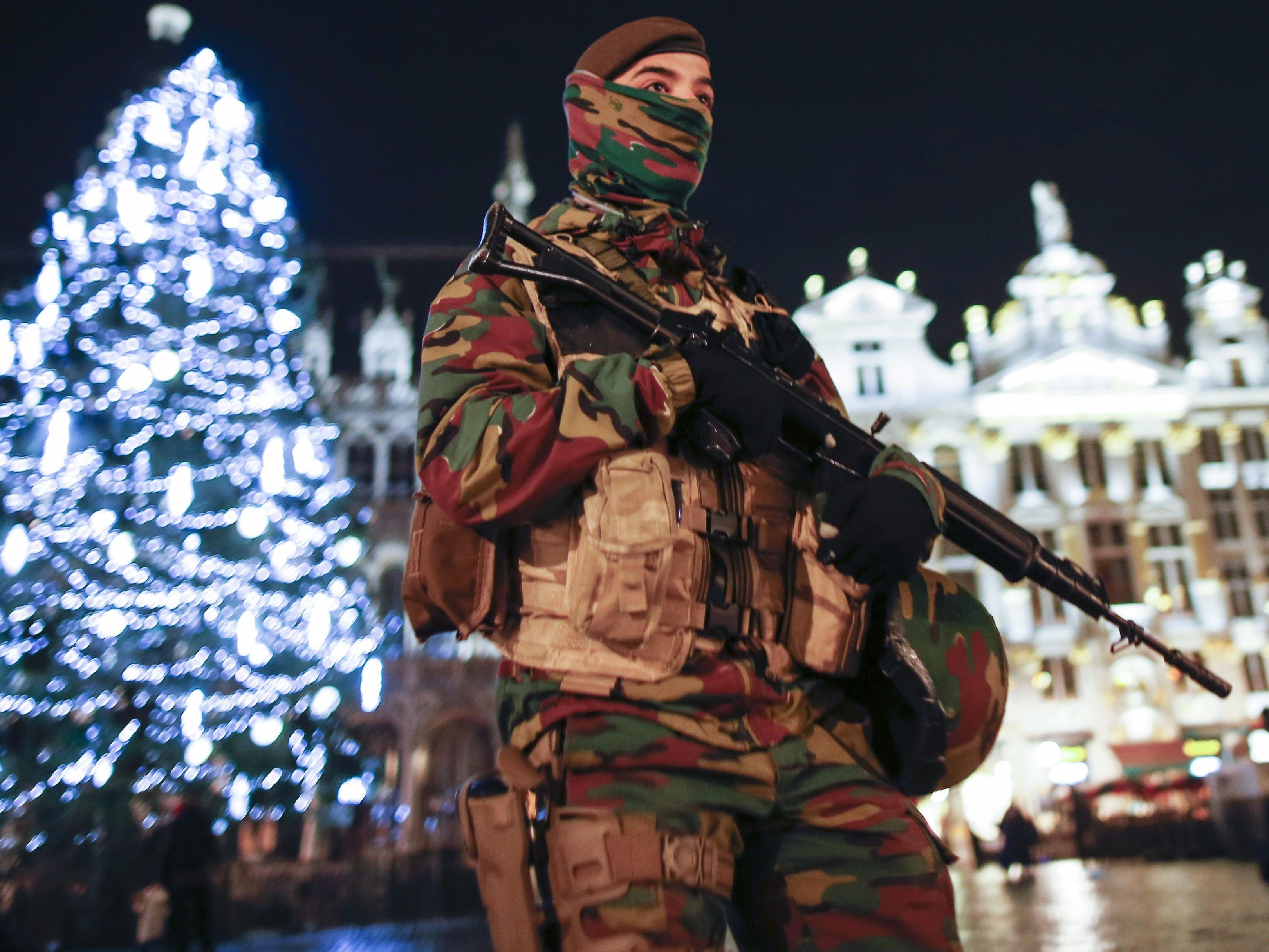 Ein Soldat an einem Weihnachtsmarkt in Brüssel.
