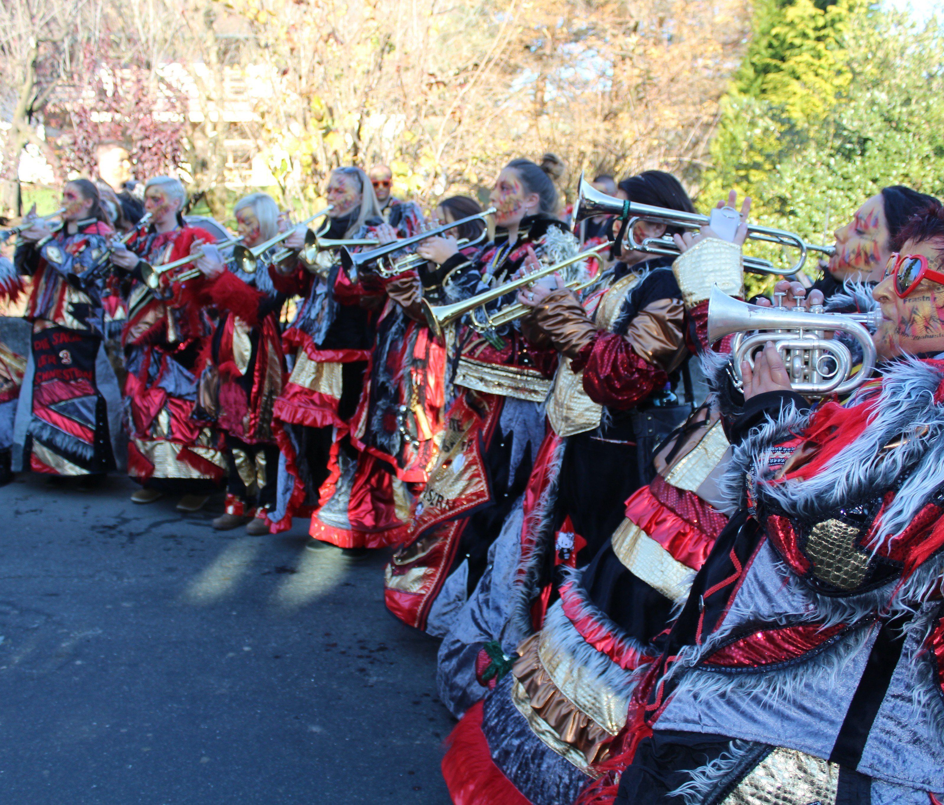 Ab 11 Uhr 11 gehörte die Straße der Guggamusig Ab 11 Uhr 11 gehörte die Straße der Guggamusig