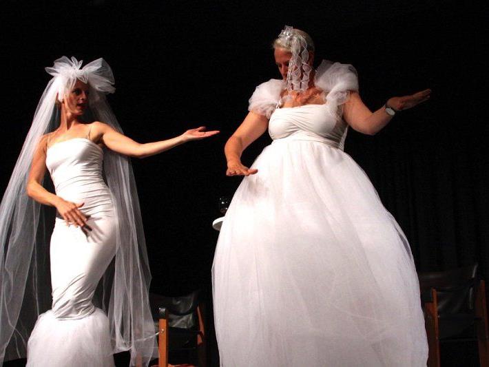 Ein Bild für die Götter: Mutter Maria und Tochter Anna Neuschmid erfüllten sich im weißen Hochzeitskleid einen unerfüllten Lebenstraum.