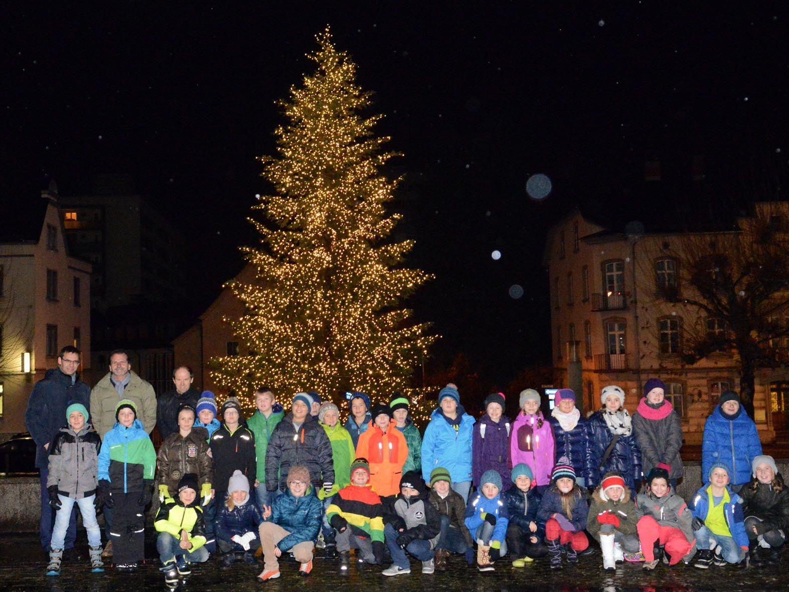 Die Beleuchtung der 14 Meter hohen Weißtanne aus Tschagguns-Latschau wurde am Donnerstag eingeschaltet.