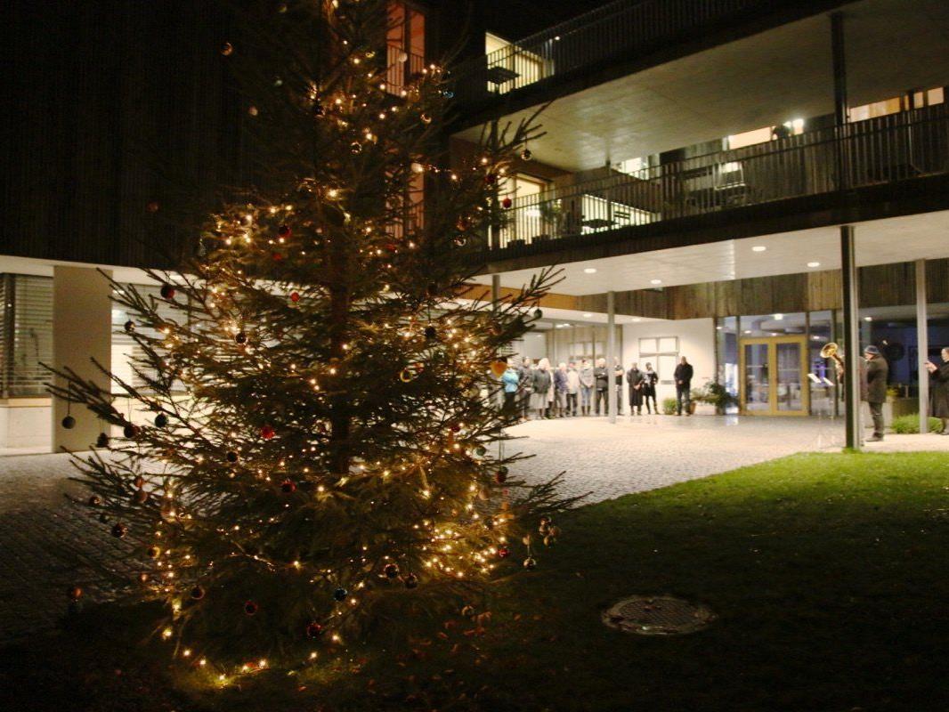 Schon Tradition hat das Schmücken mit den Kindergartenkindern und Illuminieren des großen Weihnachtsbaumes vor dem Antoniushaus.