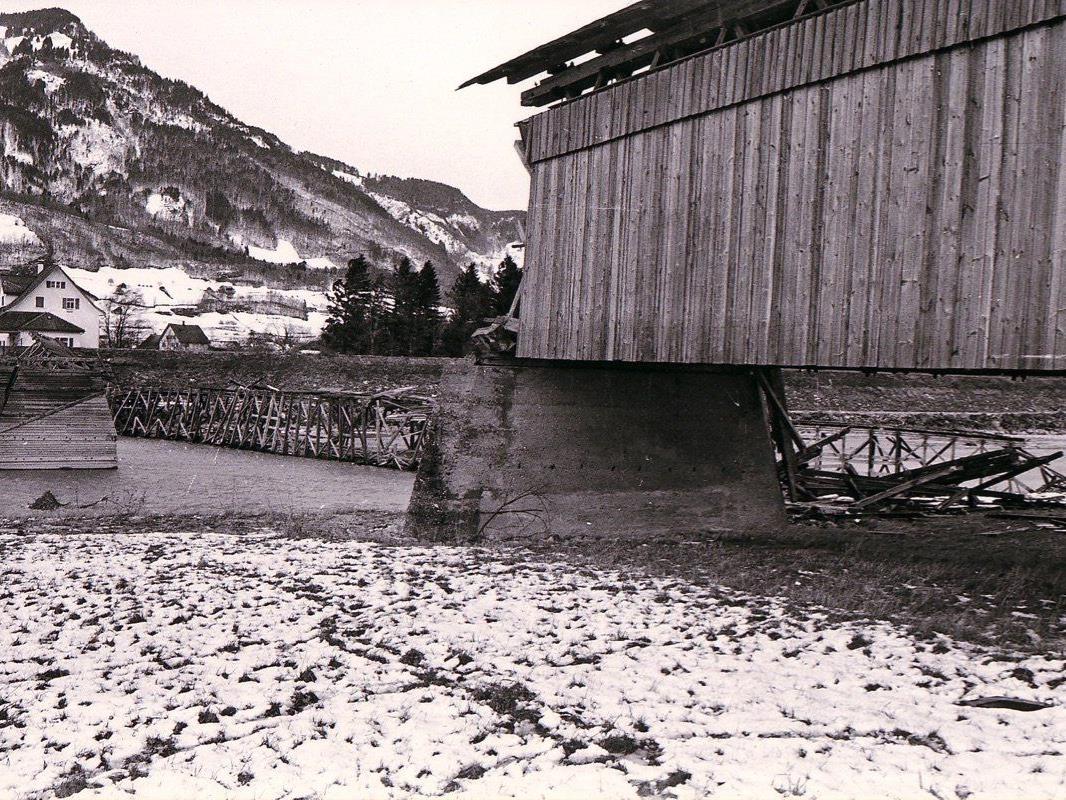 Am 27. November 1965 wurde innerhalb von zwei Minuten die gedeckte Rheinbrücke bei Bangs von einer gewaltigen Föhnböe zerstört. Am 27. November 1965 wurde innerhalb von zwei Minuten die gedeckte Rheinbrücke bei Bangs von einer gewaltigen Föhnböe zerstört.