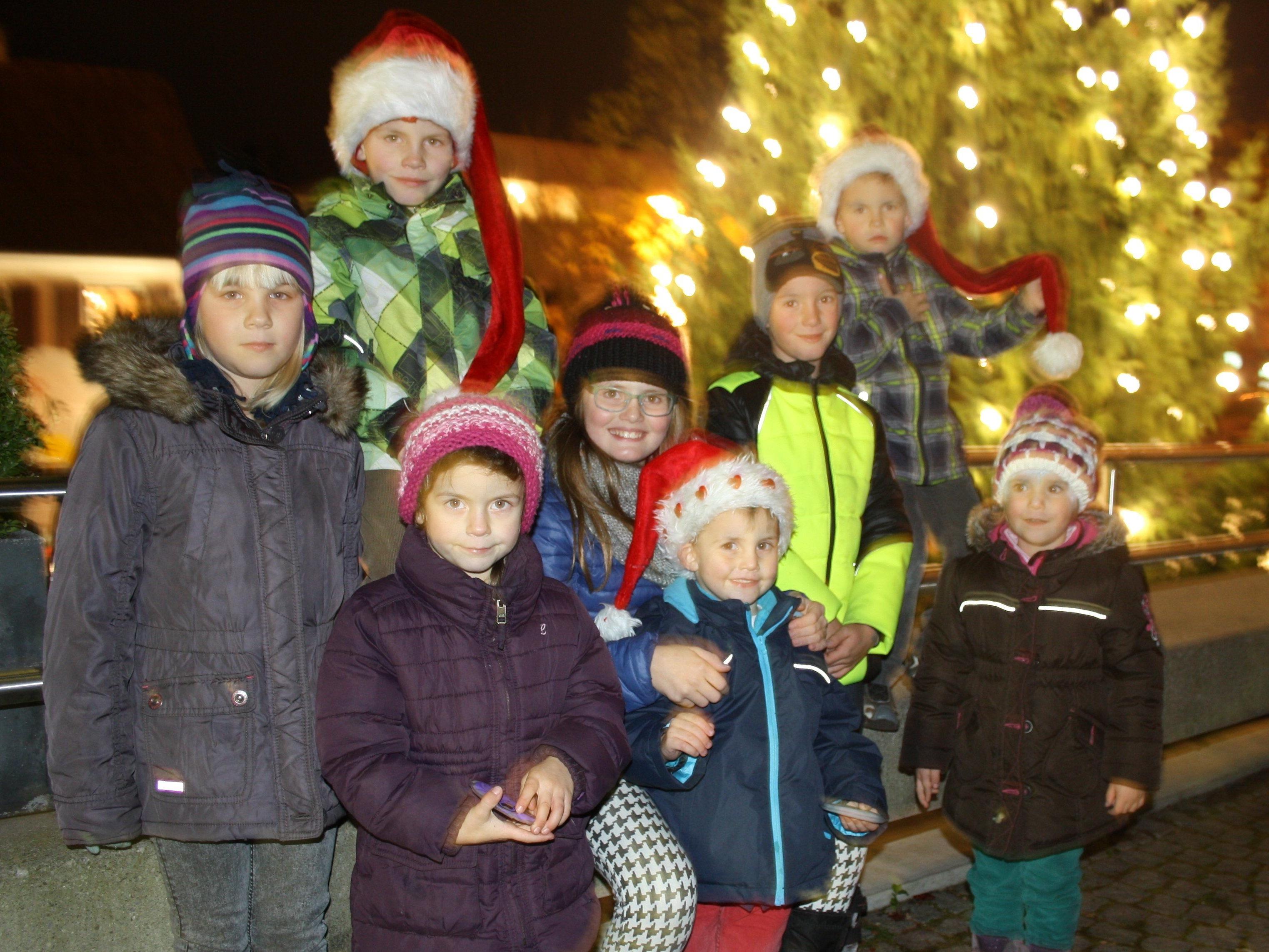 Mit einem stimmungsvollen Adventmarkt am „Roten Platz“ und der traditionellen Entzündung der Weihnachtsbeleuchtung wird der diesjährige „Lochauer Adventzauber“ eröffnet.