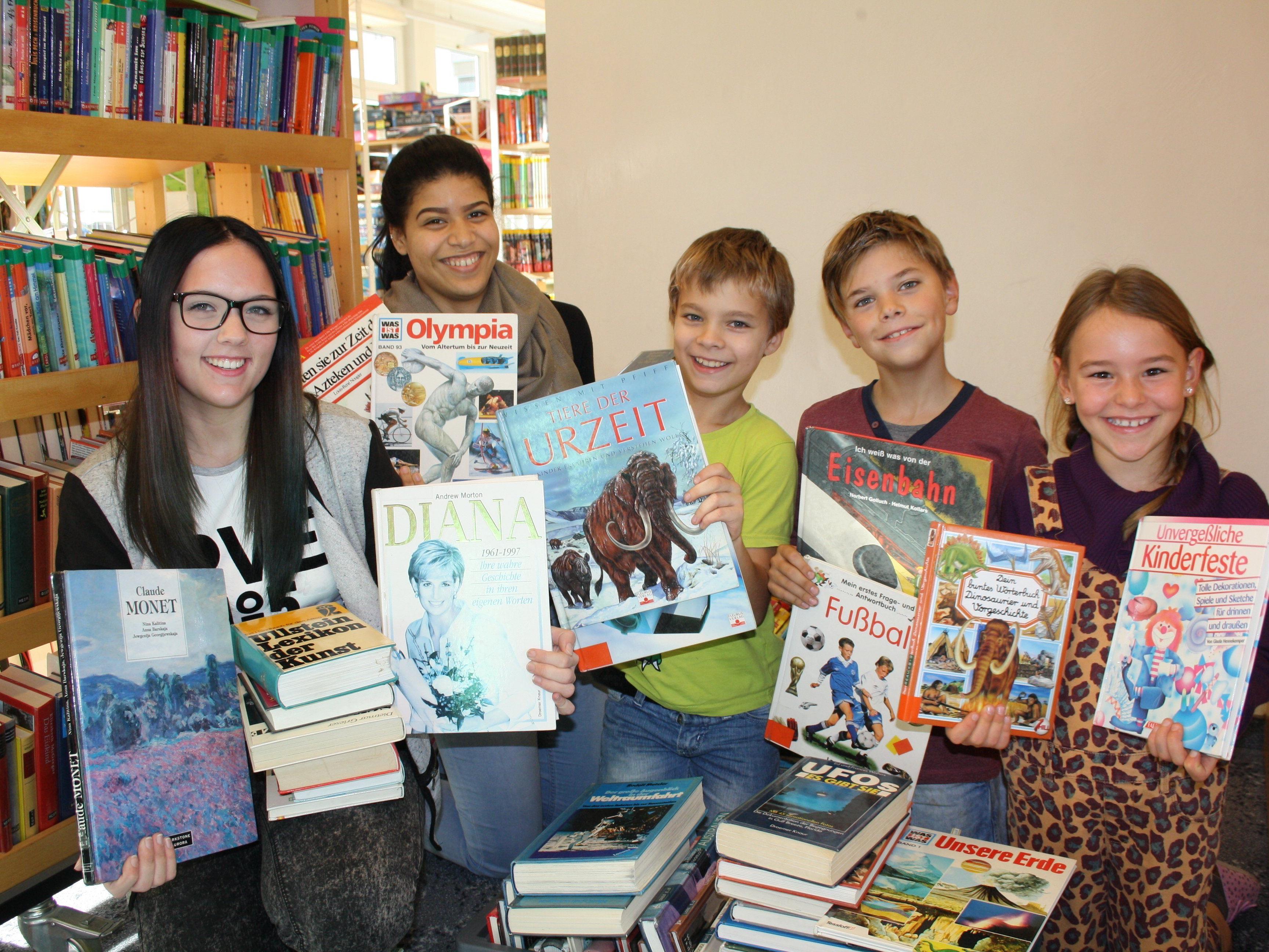 Eine Fundgrube für lesehungrige Kinder und Erwachsene bietet der „Flohmarkt“ der Bücherei-Spielothek in der Aula der Volksschule im Lochauer Schulzentrum.