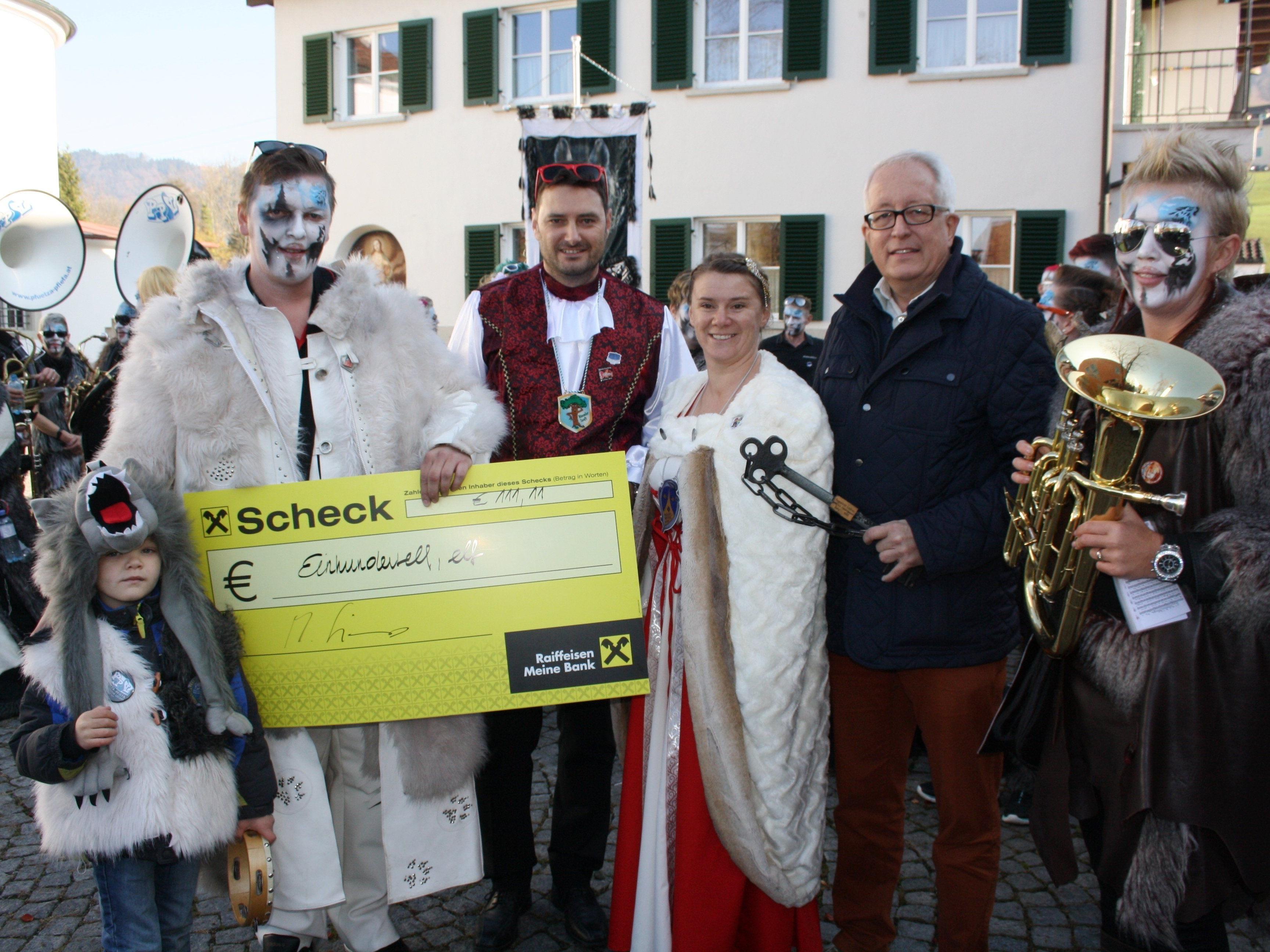 Traditionell überreichte Bürgermeister Michael Simma den symbolischen „111,11 Euro“-Scheck“ und bedankte sich bei den engagierten Organisatoren des „Lochauer Kinderfasching 2016“ für ihren Einsatz.